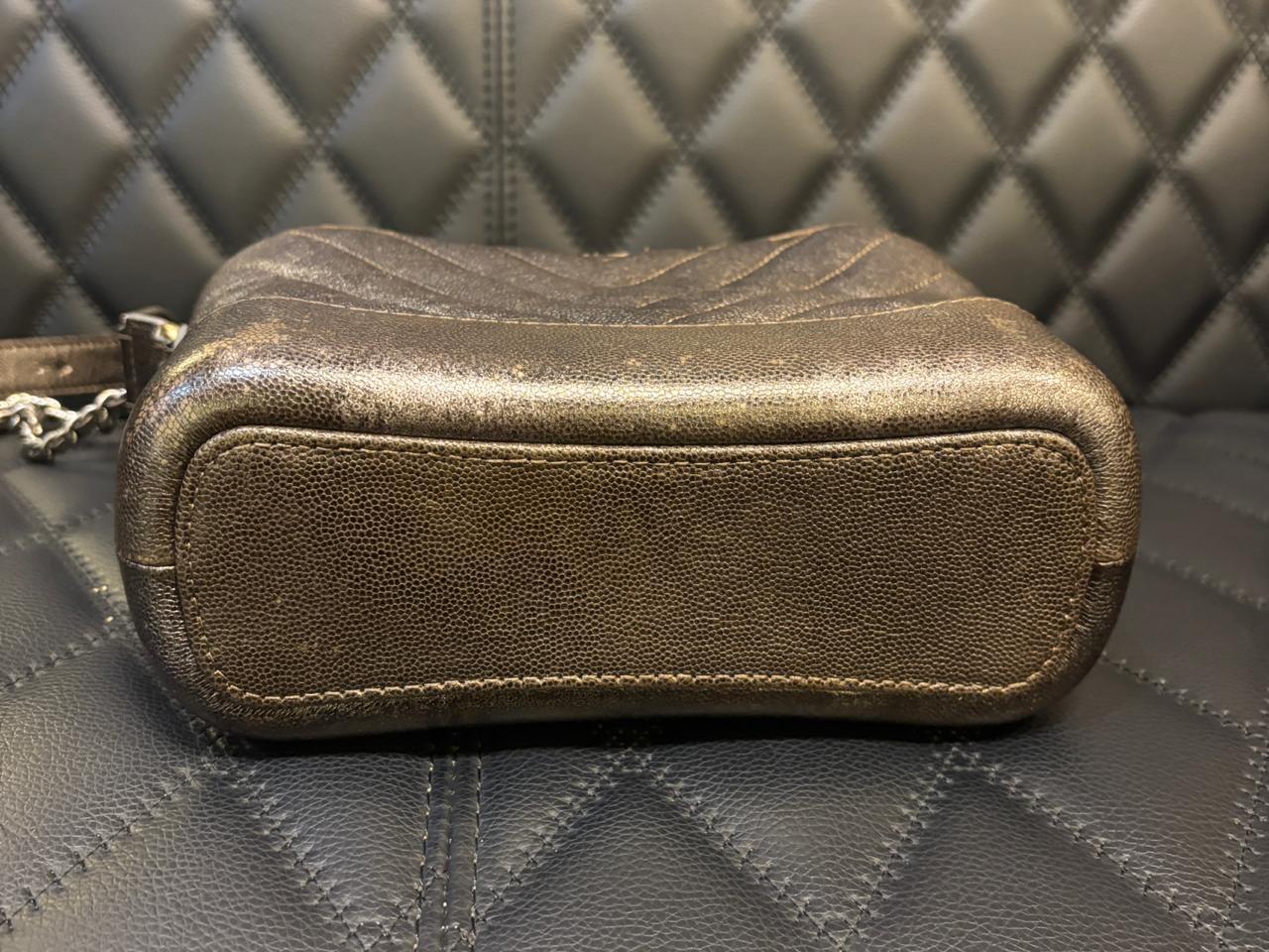 Noir Chanel - Petit sac Gabrielle en cuir chevron vieilli en vente