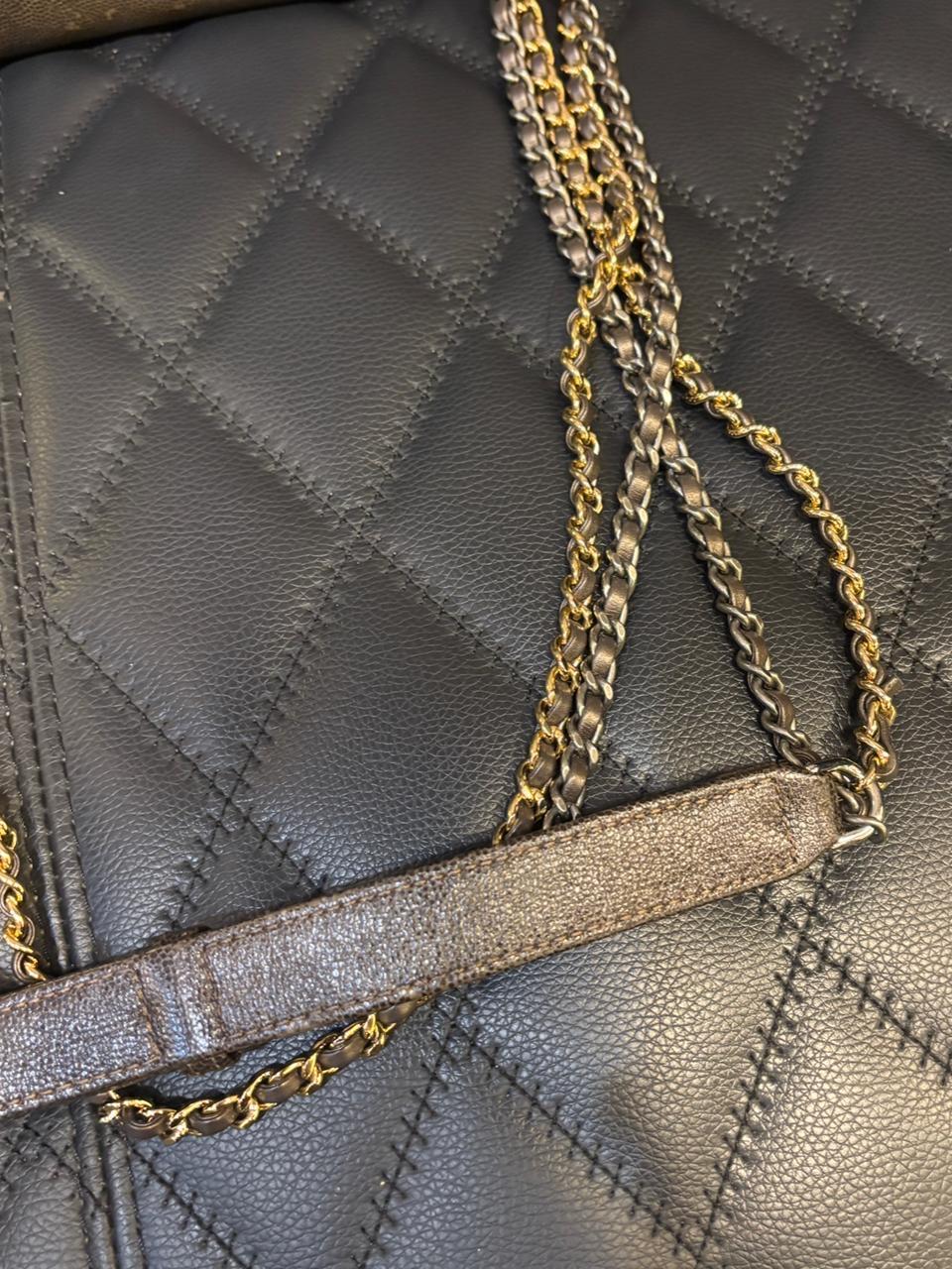 Chanel - Petit sac Gabrielle en cuir chevron vieilli Bon état - En vente à Jakarta, Daerah Khusus Ibukota Jakarta