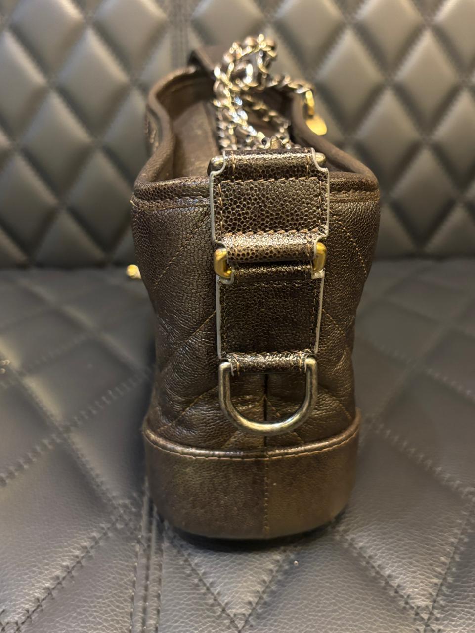 Chanel - Petit sac Gabrielle en cuir chevron vieilli en vente 1