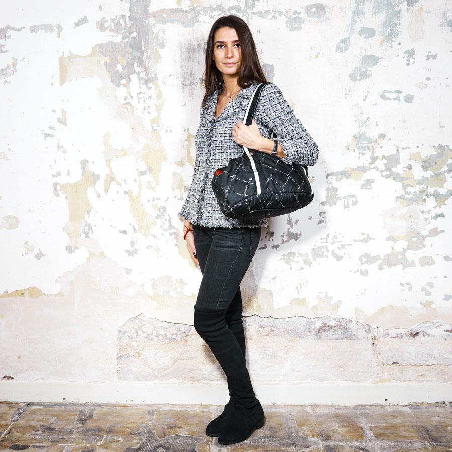 This CHANEL small dog bag is in perfect condition. It is black and gray canvas. It has two handles of the same color. 
The inside of your companion's bag is bordeaux with a tie for his collar for his safety. 
The hardware is in matte silver and