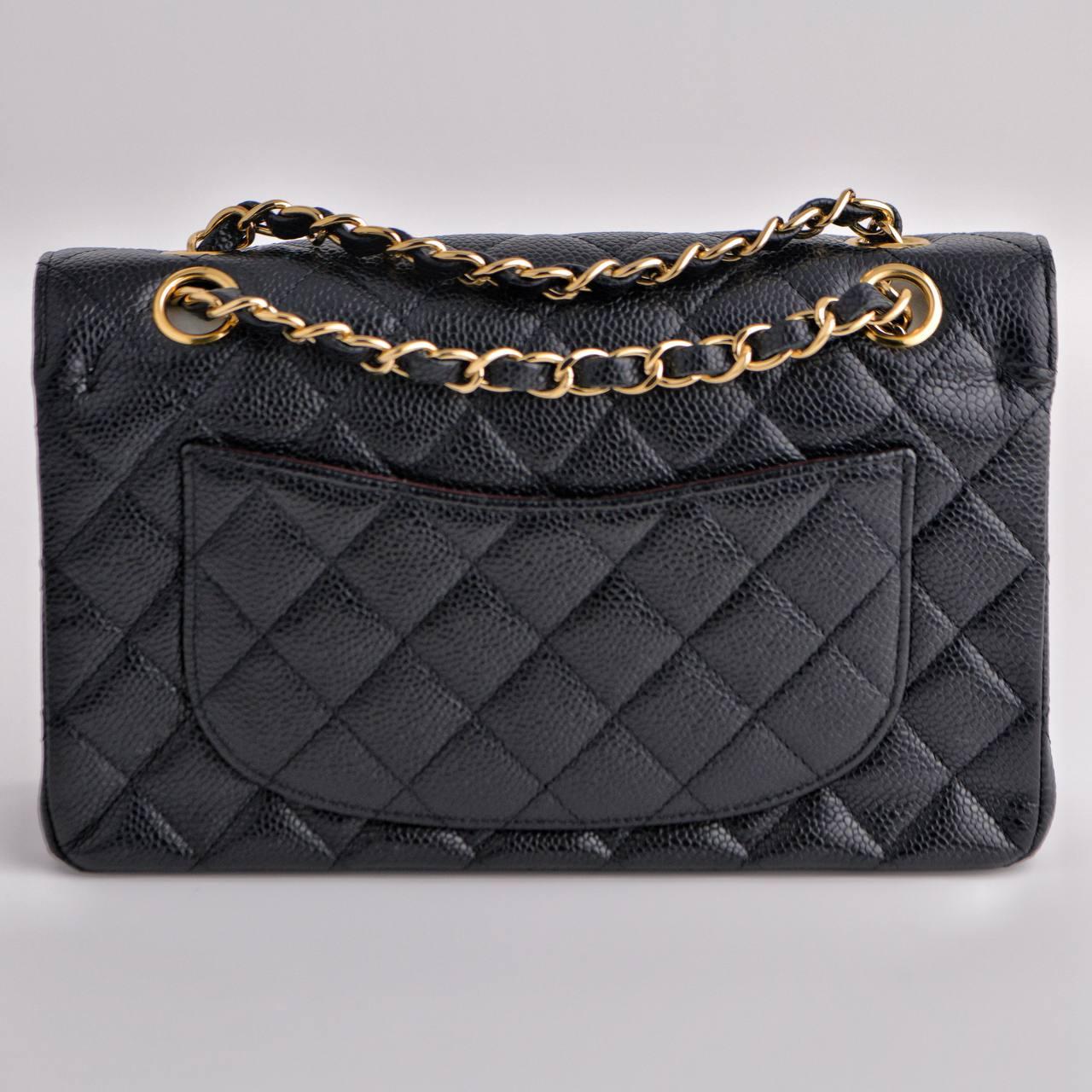 Noir Chanel - Petit sac à double rabat classique en cuir de veau en vente