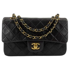 CHANEL Petit sac à bandoulière classique à double rabat en cuir noir avec logo CC doré