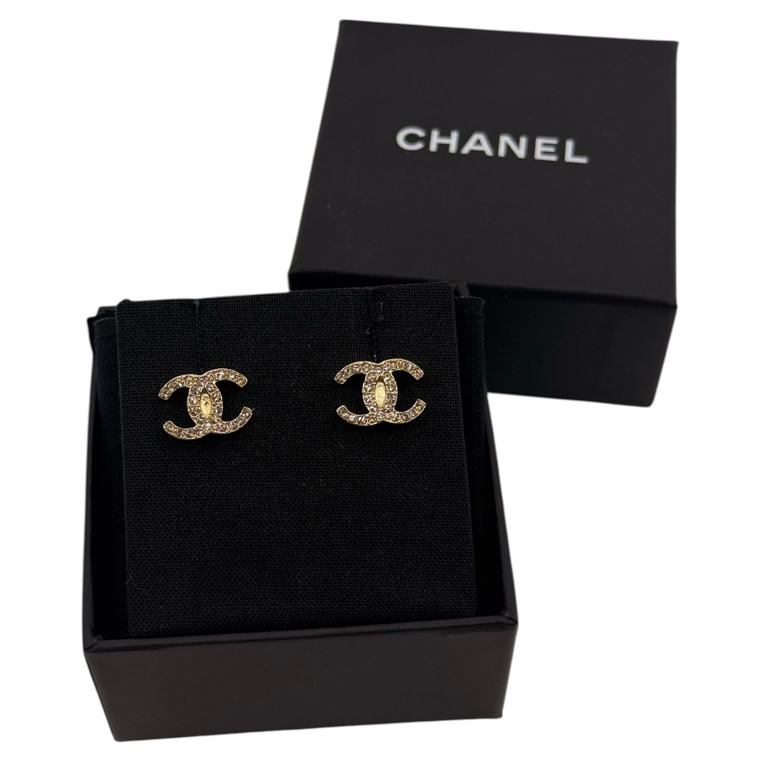CHANEL Kleine goldene CC-Kristall-Ohrstecker