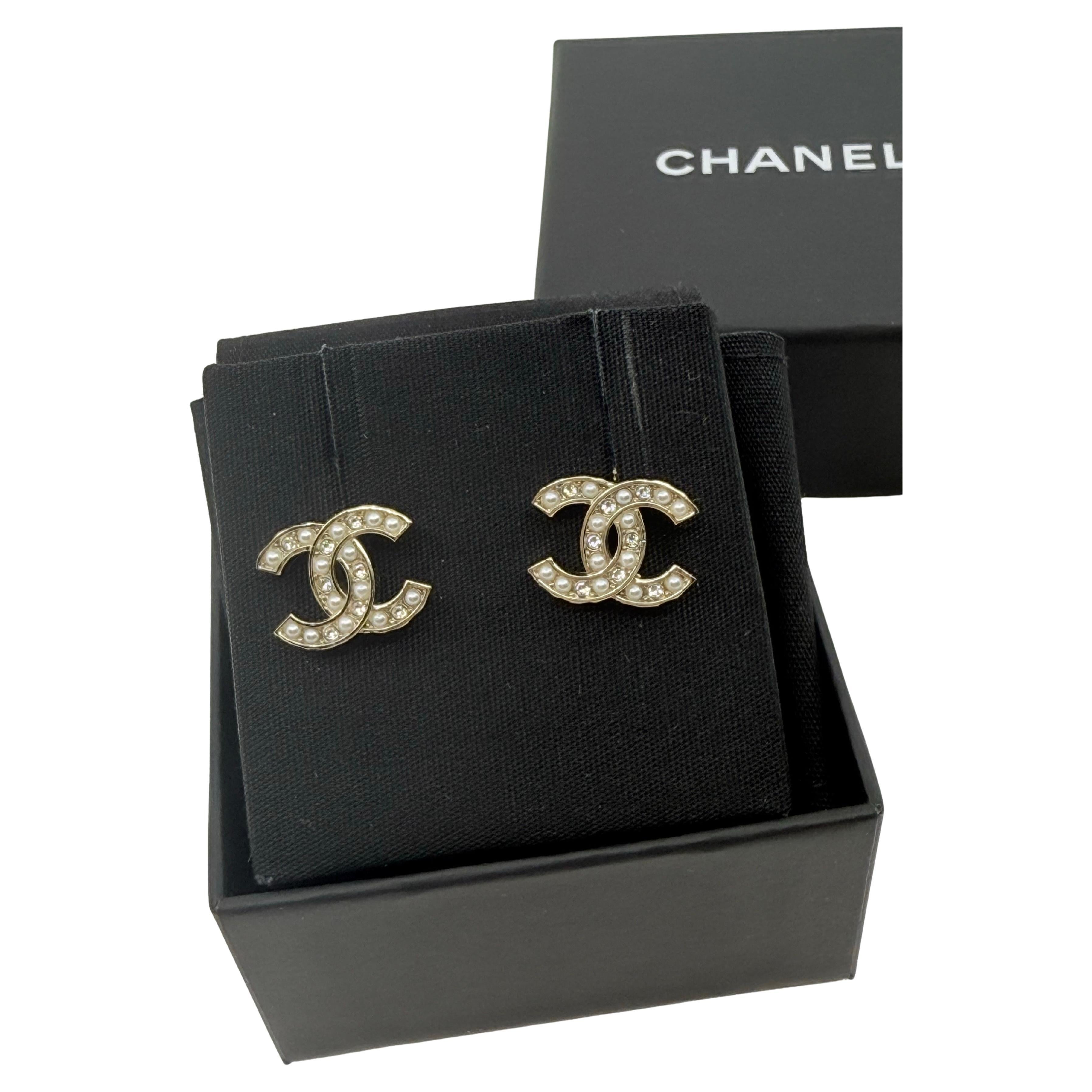 CHANEL Small Gold Crystal Pearl Stud Earrings im Angebot