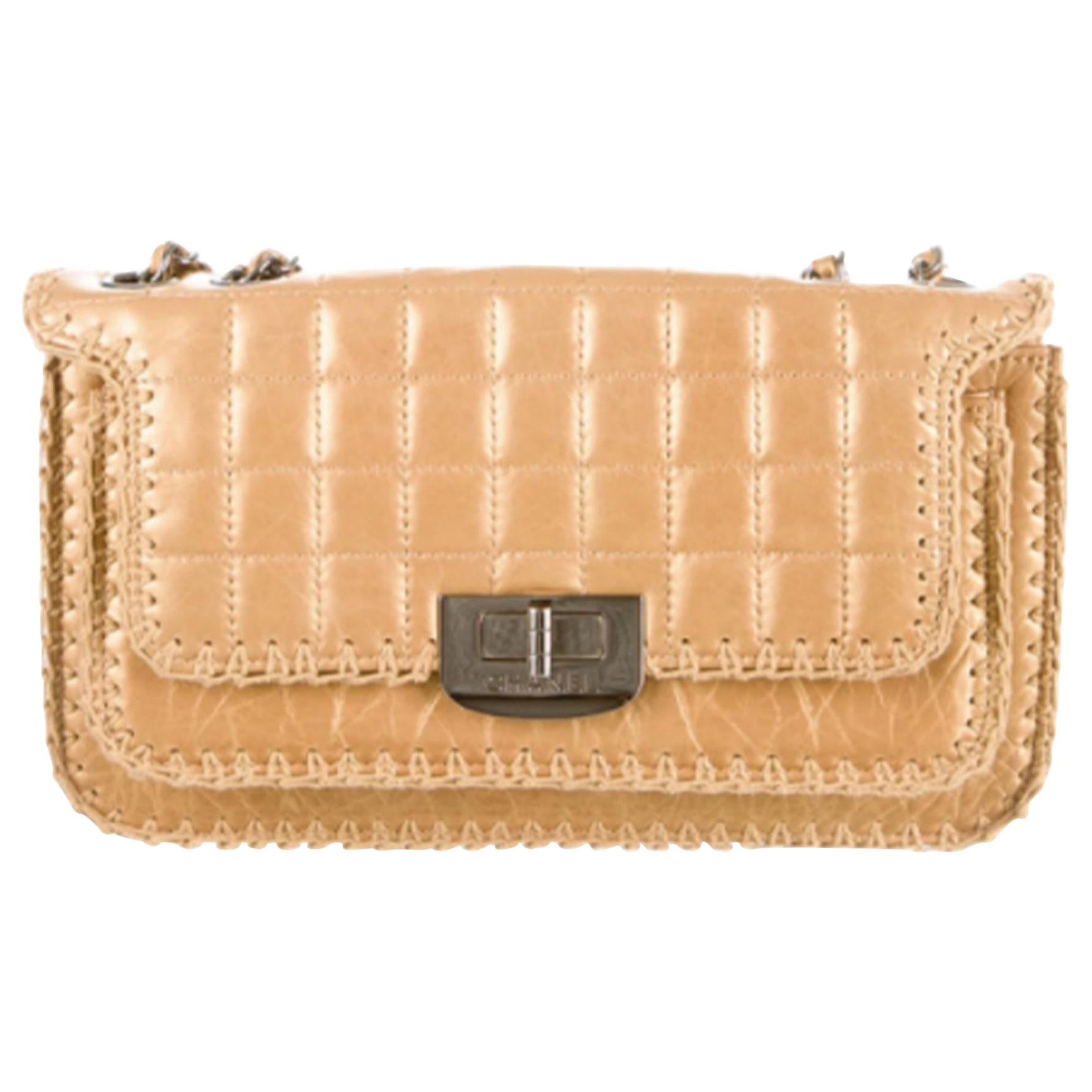 Chanel - Sac à rabat en point de chaînette 

Sac Chanel de taille moyenne en cuir matelassé réédité en or métallisé, garniture en tissu contrastant, deux bandoulières en cuir et en chaîne, une poche extérieure à l'avant, doublure métallique tissée,