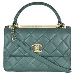 Petit sac à rabat vert tendance CC de Chanel
