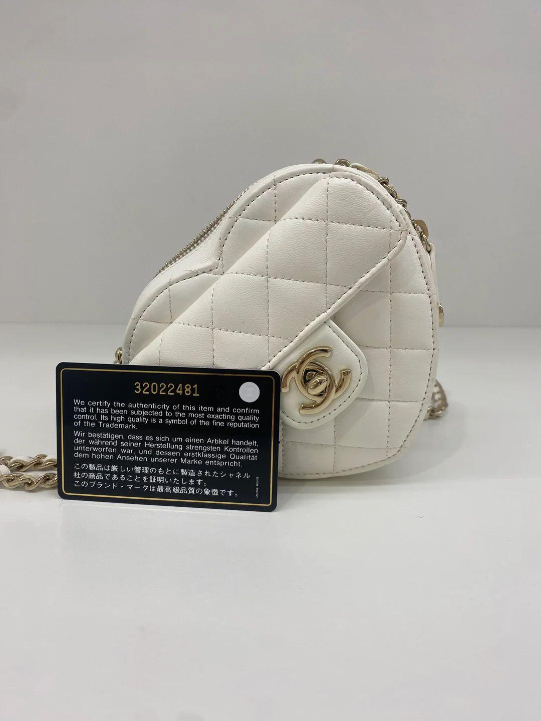 Condition: Like New 

Colour: White

Leather: Lambskin leather

Hardware Colour: Gold Tone

 Year: 2021

Inclusion: Full set, no receipt 

Origin: France

Authenticity: Authenticity Guaranteed or fully refundable

Shipping: Express Shipping Domestic