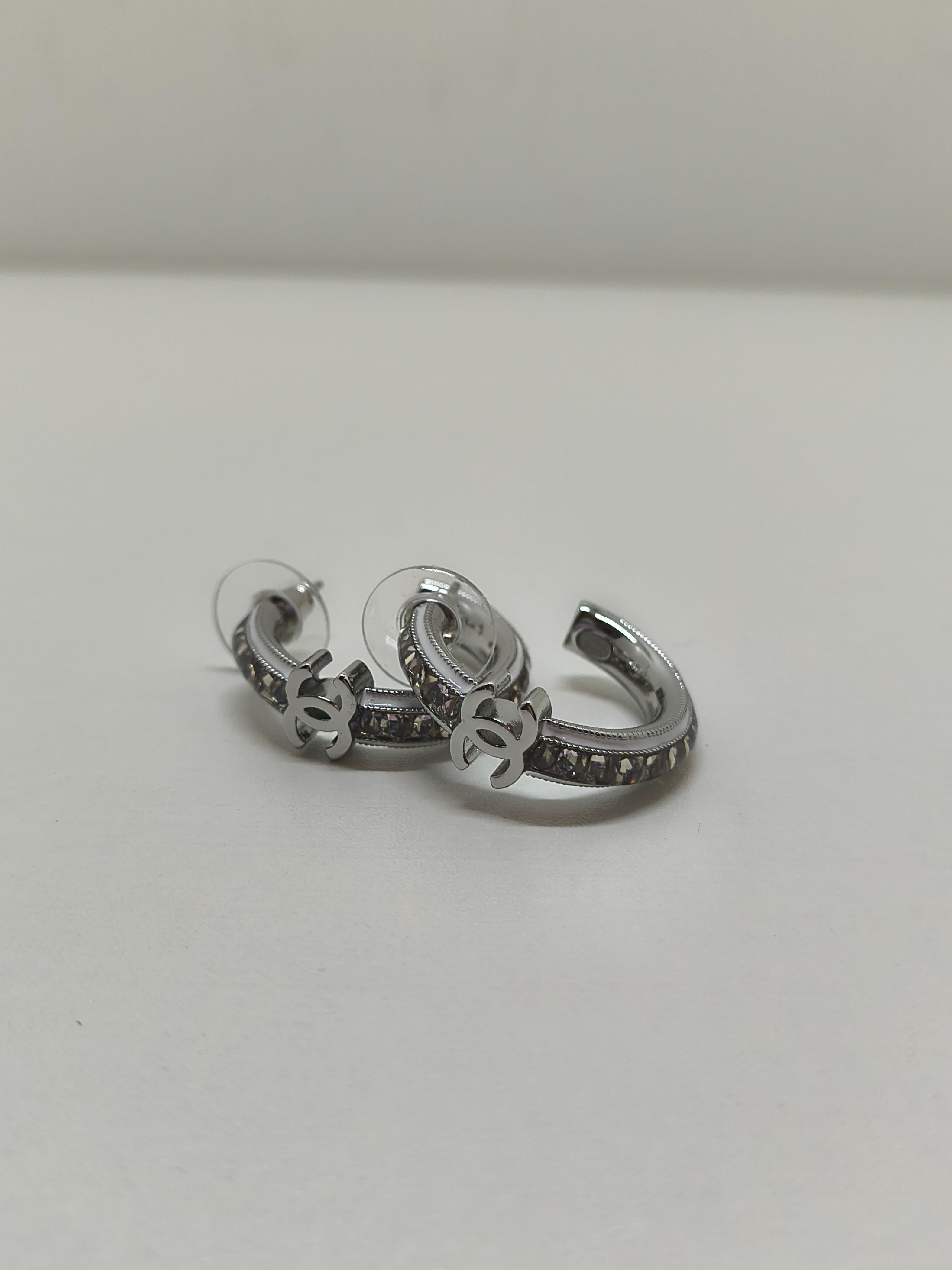 Pendientes Chanel de aro pequeño con estrás y esmalte blanco - Colección B25 Contemporáneo en venta