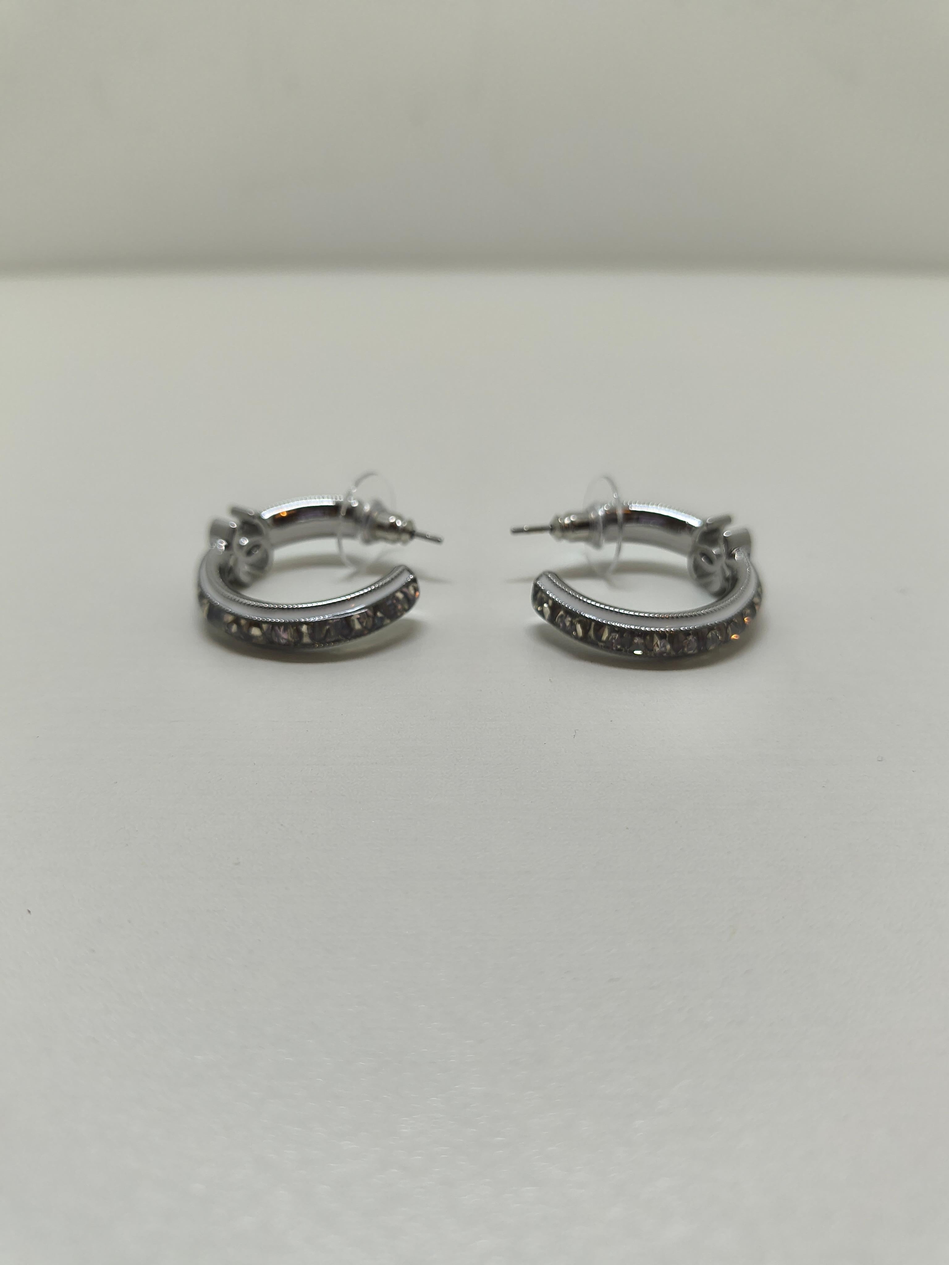 Pendientes Chanel de aro pequeño con estrás y esmalte blanco - Colección B25 en Excelente estado para la venta en PUTNEY, NSW