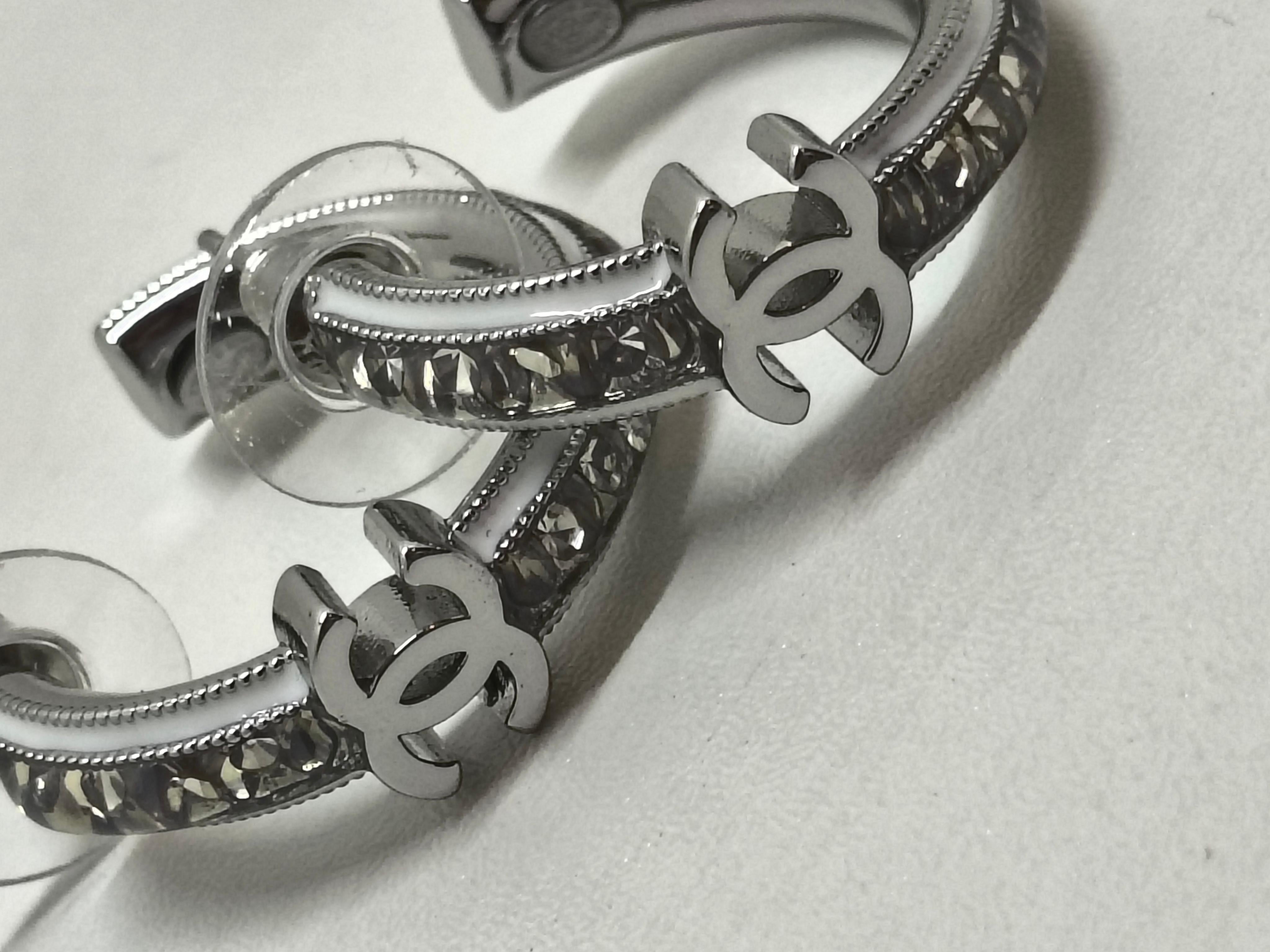 De las mujeres Pendientes Chanel de aro pequeño con estrás y esmalte blanco - Colección B25 en venta