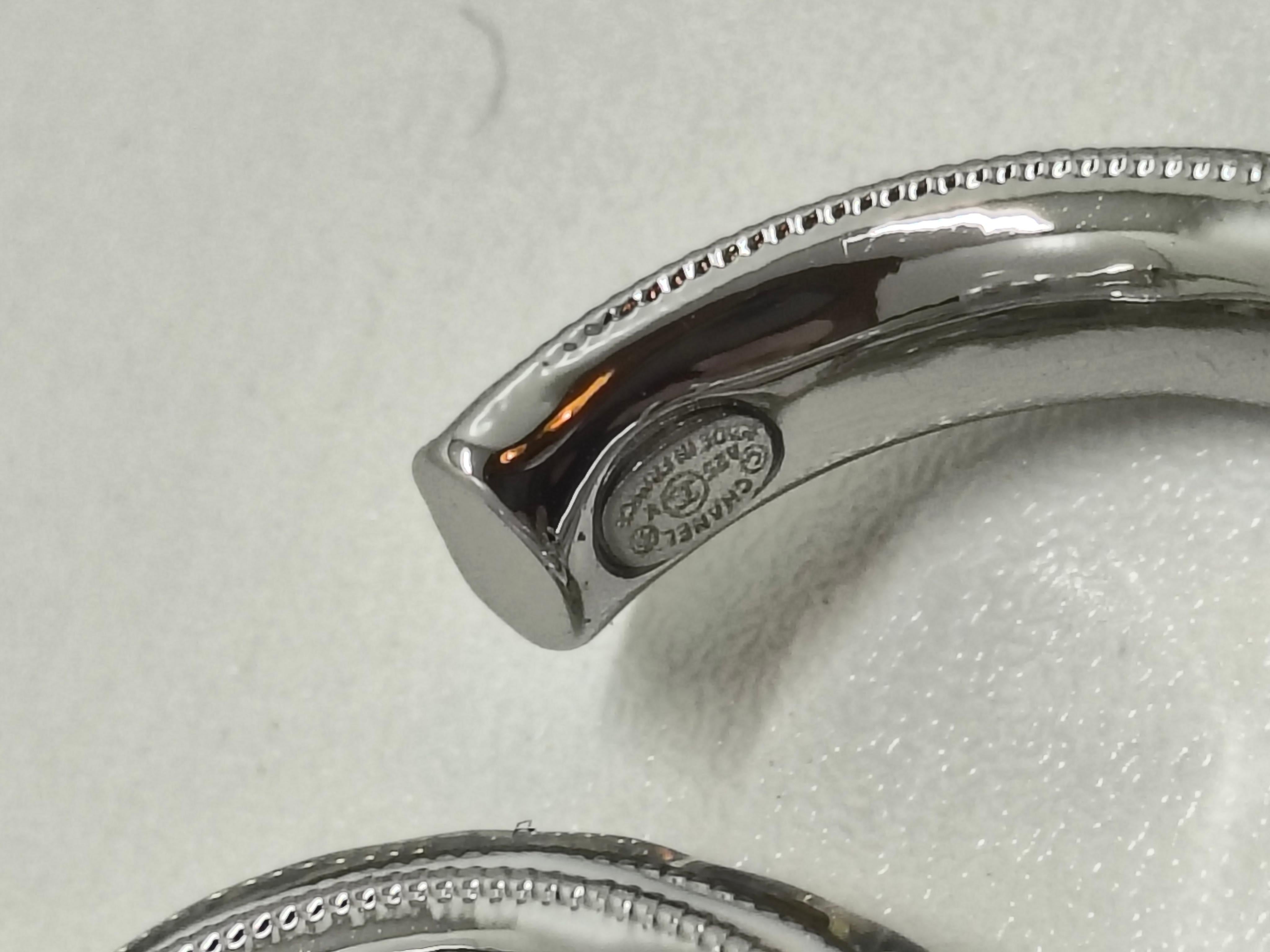 Pendientes Chanel de aro pequeño con estrás y esmalte blanco - Colección B25 en venta 1