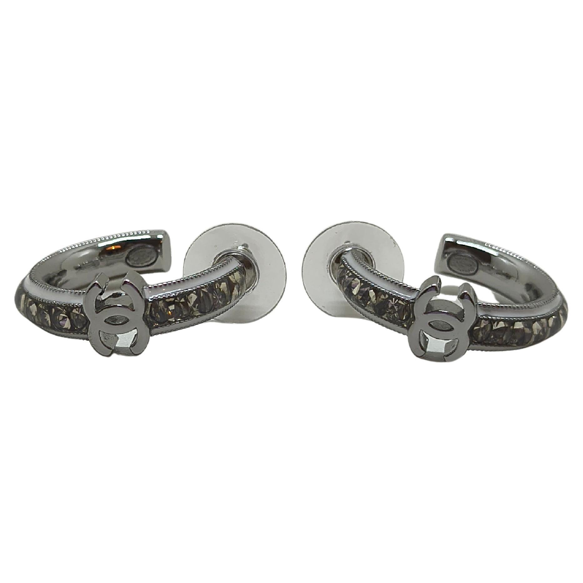 Pendientes Chanel de aro pequeño con estrás y esmalte blanco - Colección B25