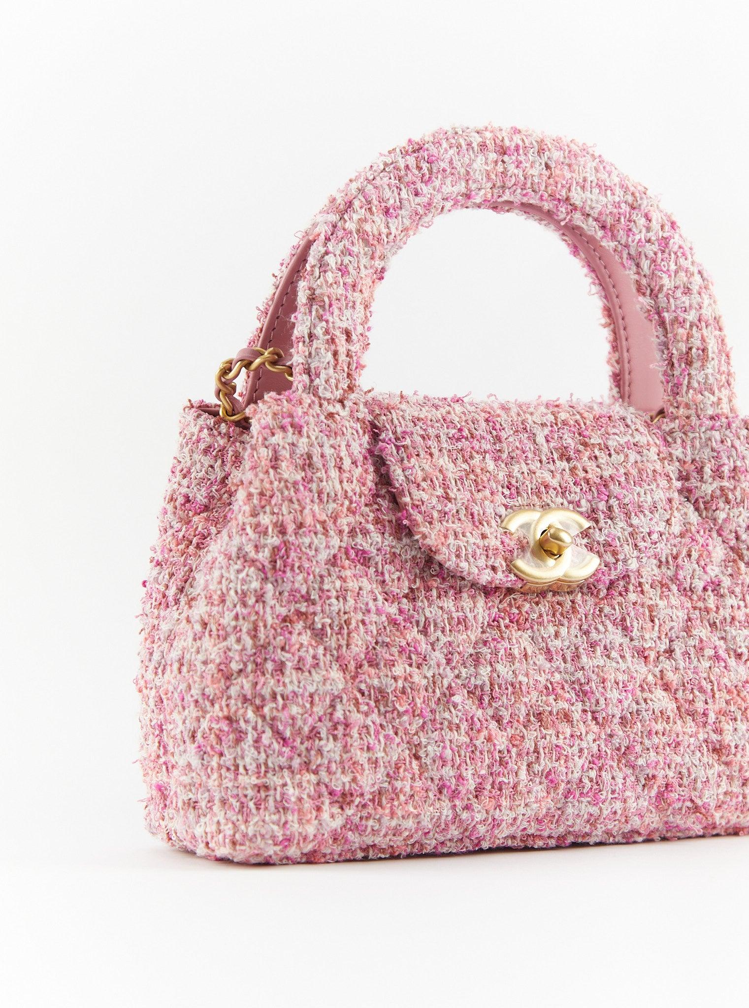 Petit sac Kelly de Chanel en rose et écru

Tweed avec quincaillerie en or

Accompagné de : Boîte Chanel, sac à poussière et jeton d'authenticité

Dimensions : H 17 x L 25 x P 8cm