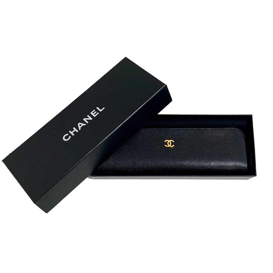 Chanel agenda cover in black quilted leather, lined with burgundy lambskin.
Brand inscribed inside, and made in italy. In good condition with slights signs of wear inside (small scratches and a pencil mark, see pictures).  
Dimensions:   19 x 11 x
