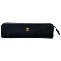 Petite trousse Chanel en cuir noir avec logo CC
