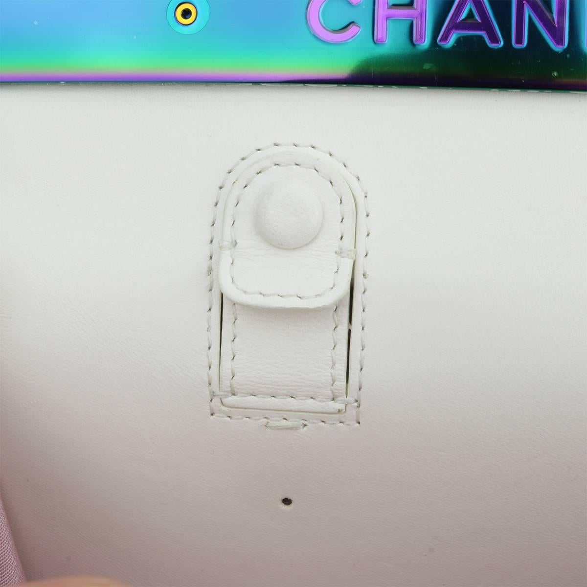 Chanel Kleine LED-Tasche für Jungen aus weißem Lammfell mit Regenbogenbeschlägen, 2017 10