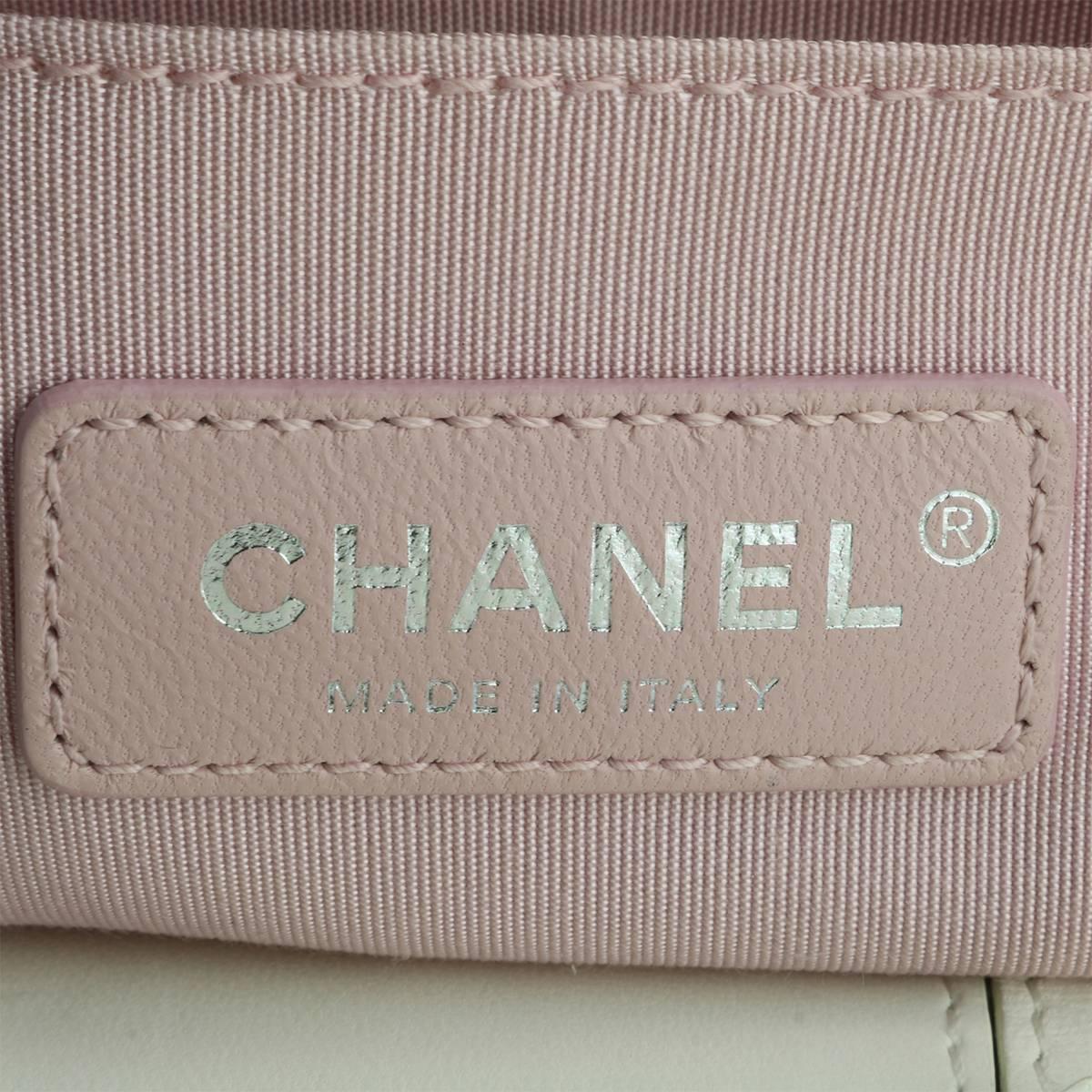 Chanel Kleine LED-Tasche für Jungen aus weißem Lammfell mit Regenbogenbeschlägen, 2017 12