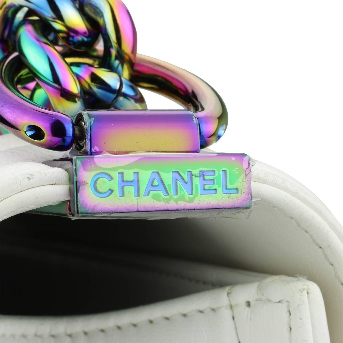 Chanel Kleine LED-Tasche für Jungen aus weißem Lammfell mit Regenbogenbeschlägen, 2017 für Damen oder Herren