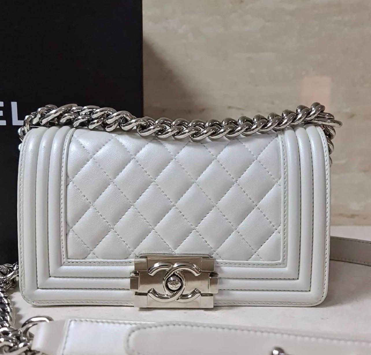 Authentic CHANEL Small Quilted Boy Bag Iridescent Pearly White  Calfskin with Palladium Hardware. 


Condition: very good.

Original packaging is not included.

Color may be slightly different due to lighting and different monitor or phone.

Size: