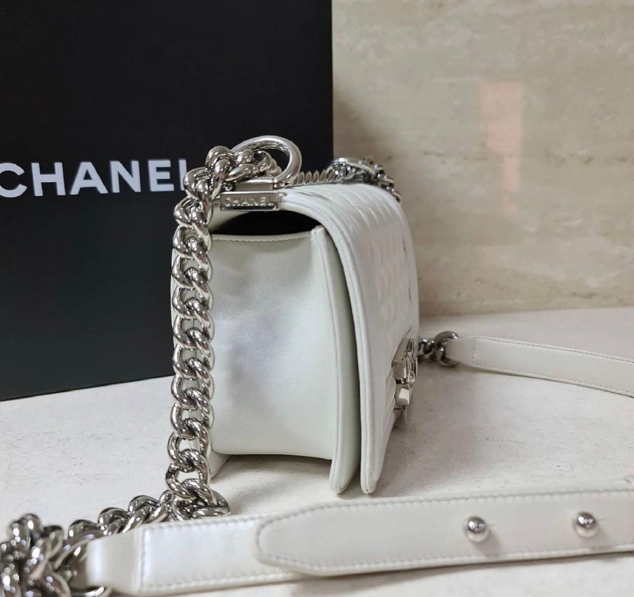 CHANEL Small Pearl White Calfskin Boy Bag In Excellent Condition In Krakow, PL