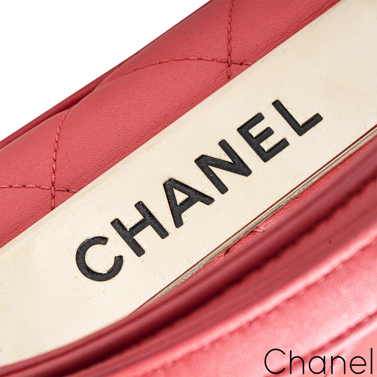 Chanel Kleine rosa trendige CC Klappentasche Damen im Angebot