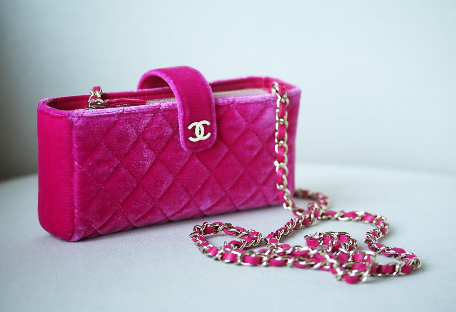 The blend of velvet and bright pink is popping the colour out of its body. Silver CC logo signature on the front closure. Interwoven silver-tone metal and pink leather long chain. Zipped inner pocket. Silver-tone metal hardware. Colour: pink. 100%