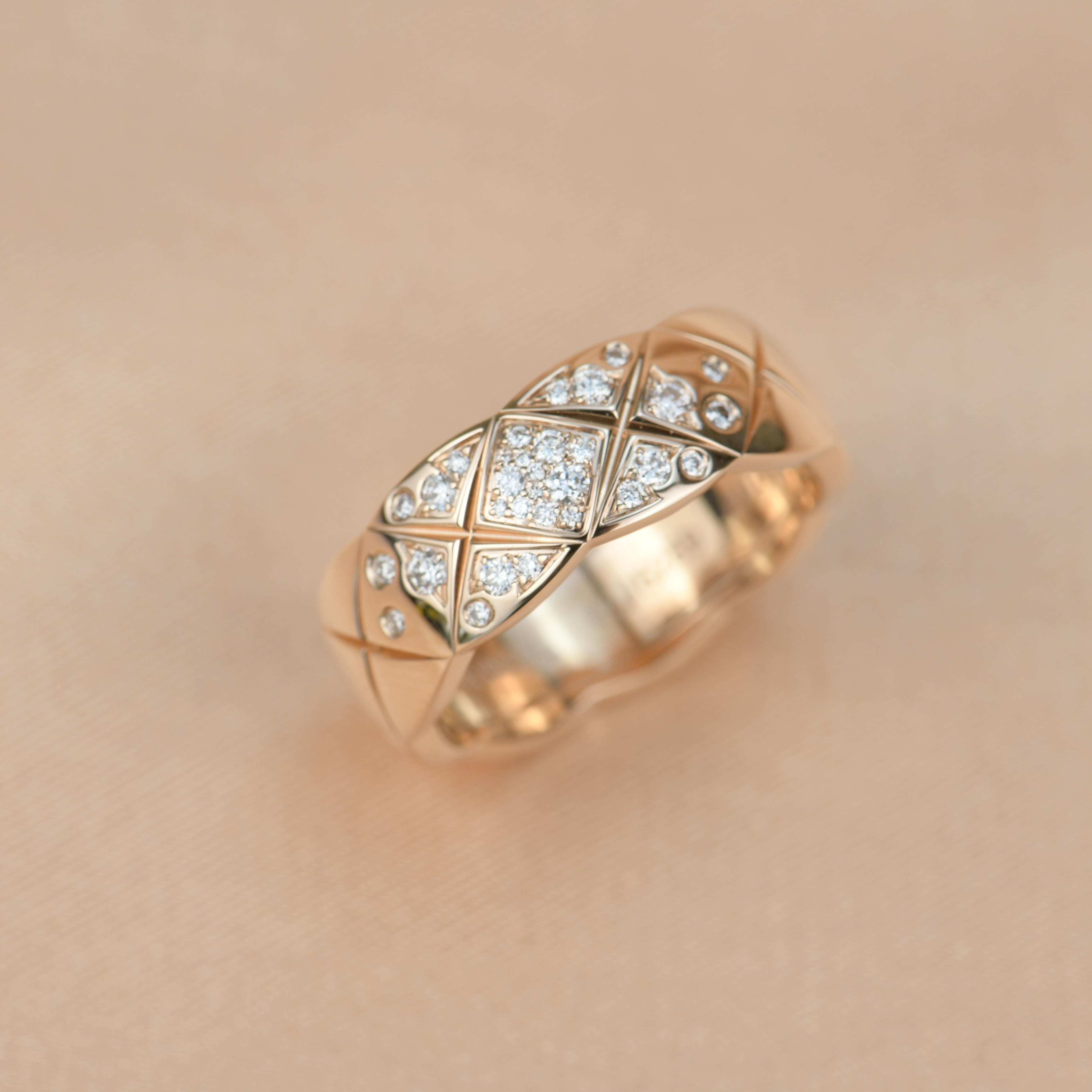 Petite bague Chanel Coco Crush en or rose et diamants Excellent état - En vente à Banbury, GB