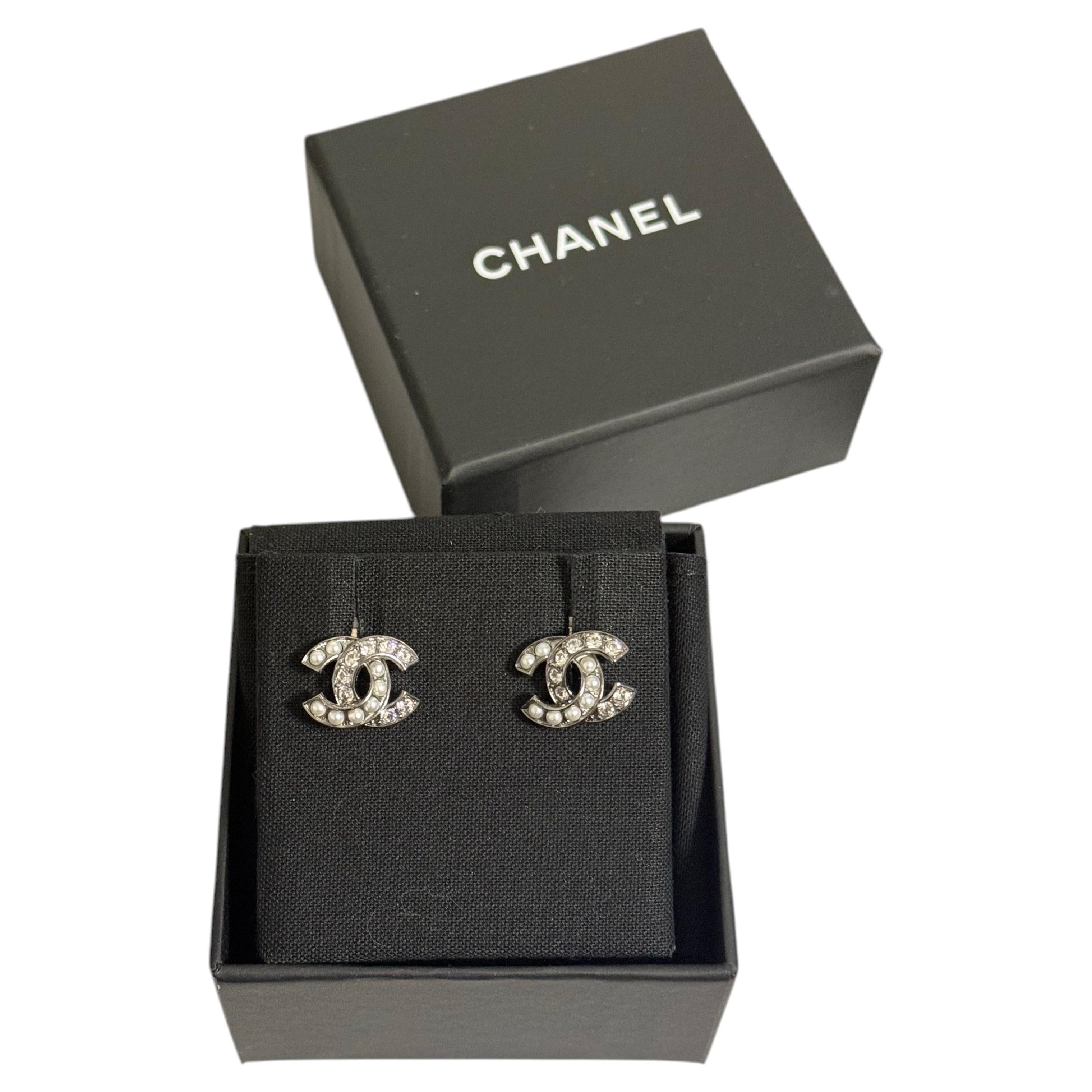 Orecchini a bottone Chanel con piccolo CC in argento, cristalli e perle finte