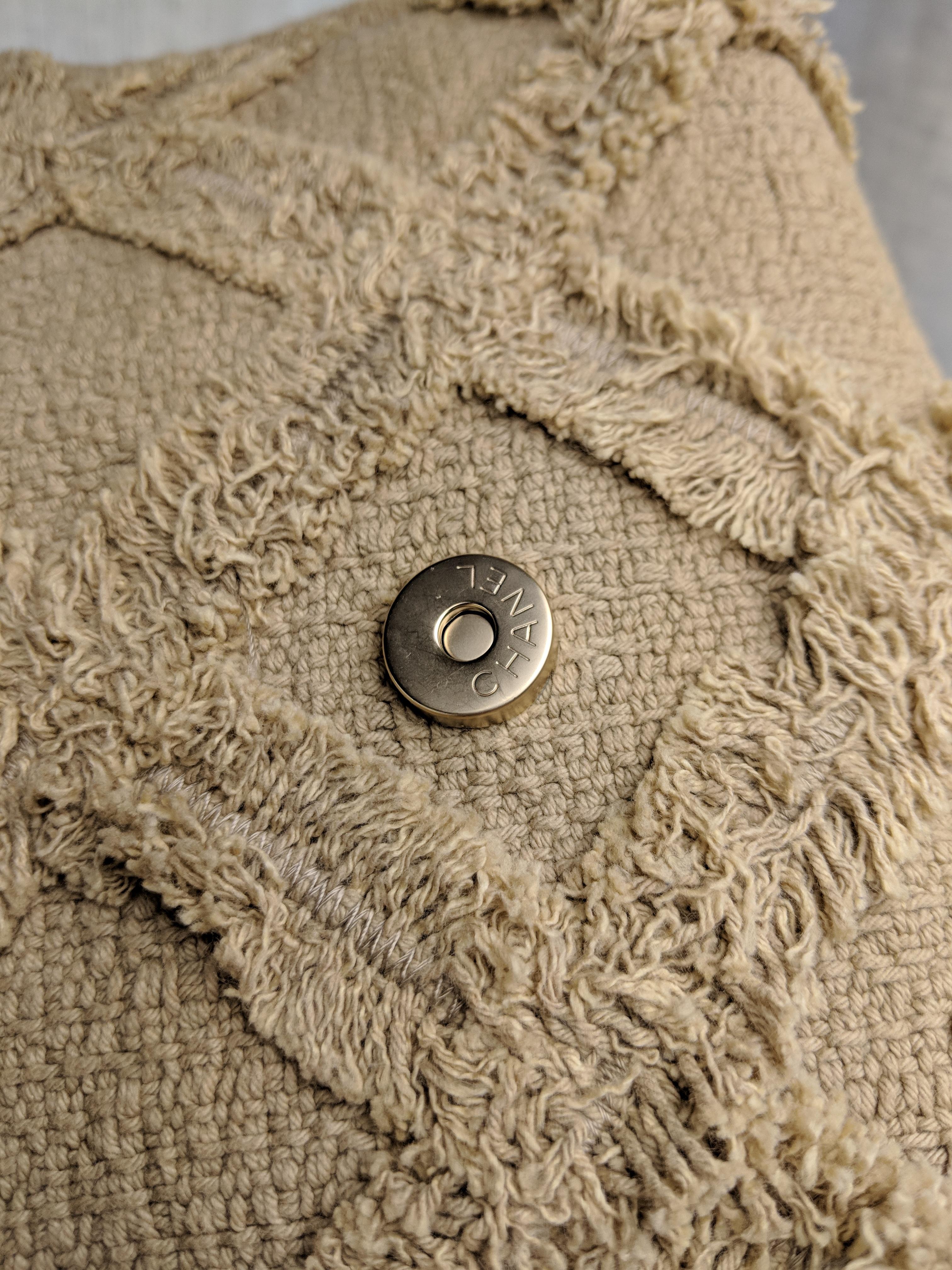 Chanel 2009 Small Sized Beige Tweed Fringe Organic Crochet Nature Flap Bag en vente 10
