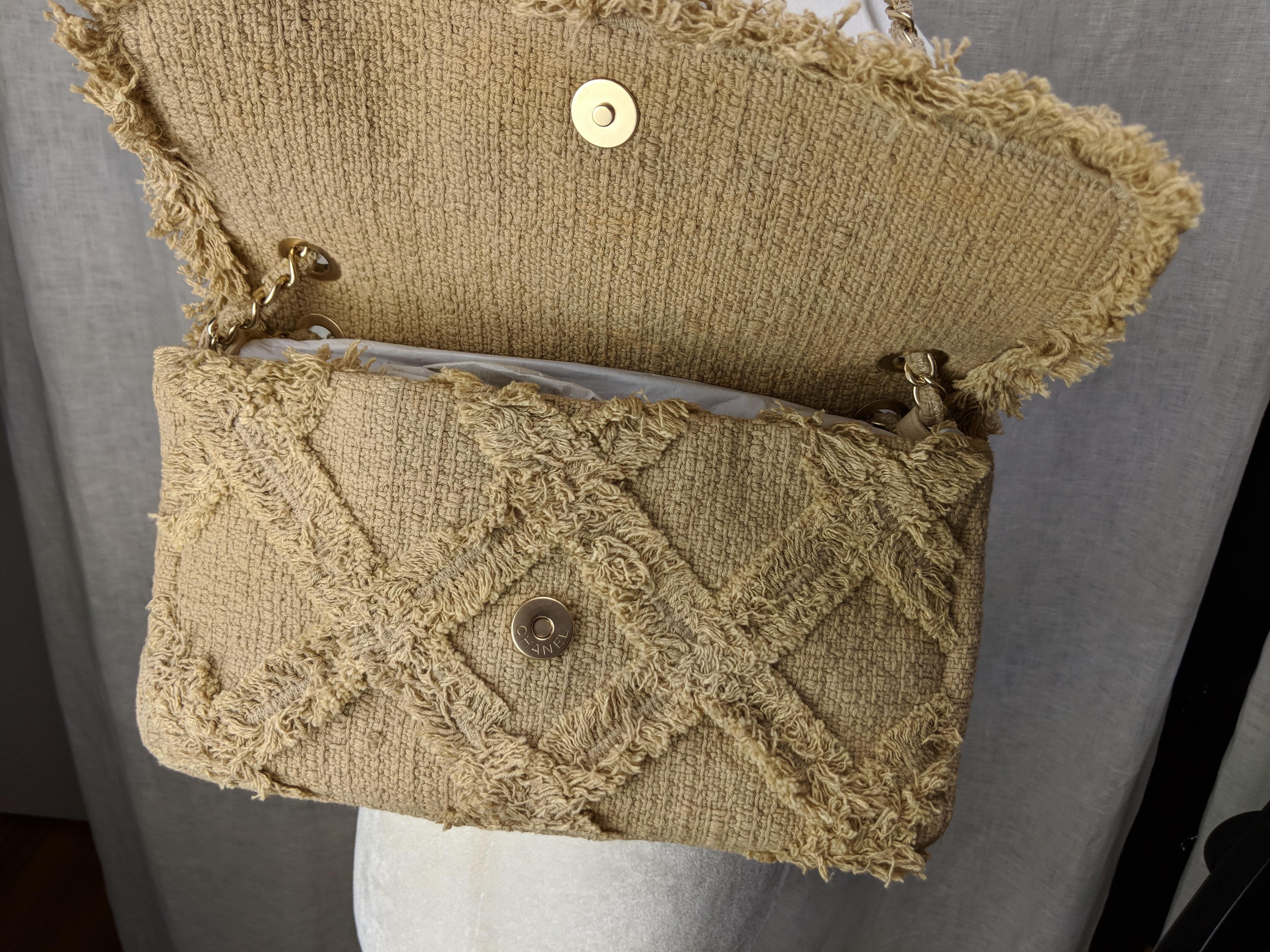 Chanel 2009 Small Sized Beige Tweed Fringe Organic Crochet Nature Flap Bag en vente 9