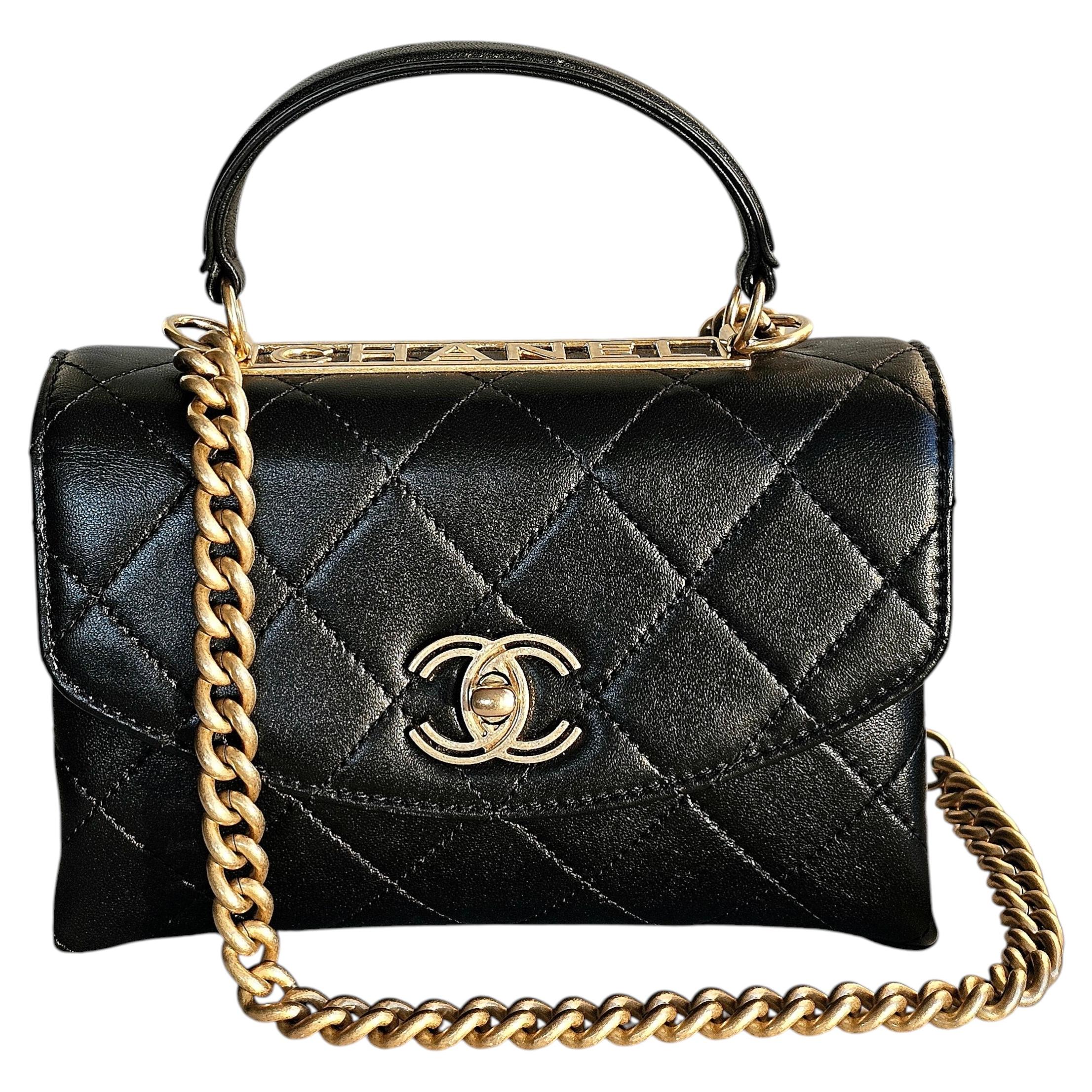 Borsa Chanel piccola e alla moda CC in pelle di agnello nera con patta, HW dorato - Set completo da Chanel Boutique