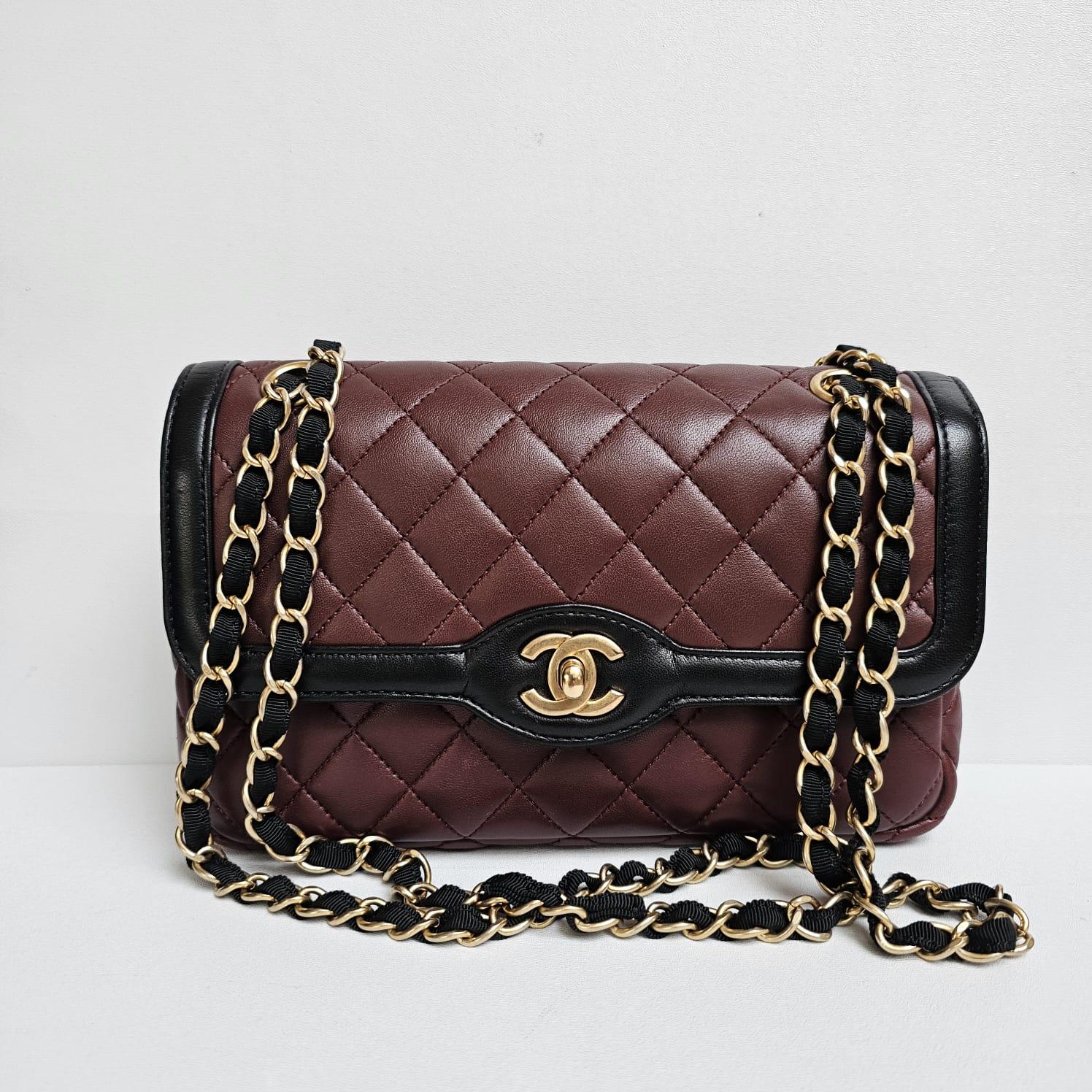 Chanel Small Two Tone Burgundy Black Lambskin Quilted Flap Bag In Good Condition For Sale In Jakarta, Daerah Khusus Ibukota Jakarta