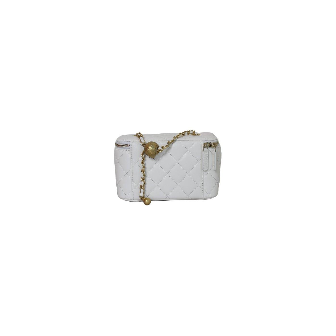 Kleine Chanel Vanity Bag mit Perlen Crush in Weiß im Zustand „Neu“ im Angebot in Flushing, NY