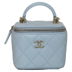 Chanel Kleine Waschtischtasche mit Henkelkette in Hellblau