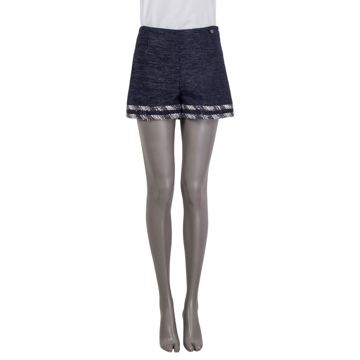 100% authentische Chanel 2013 Tweed-Shorts in rauchigem Lila, Blau und Weiß aus Baumwolle (50%), Wolle (30%) und Polyester (20%). Hat ein marineblaues 'CC'-Emblem auf der Vorderseite. Wird mit einem verdeckten Reißverschluss und einem Haken an der