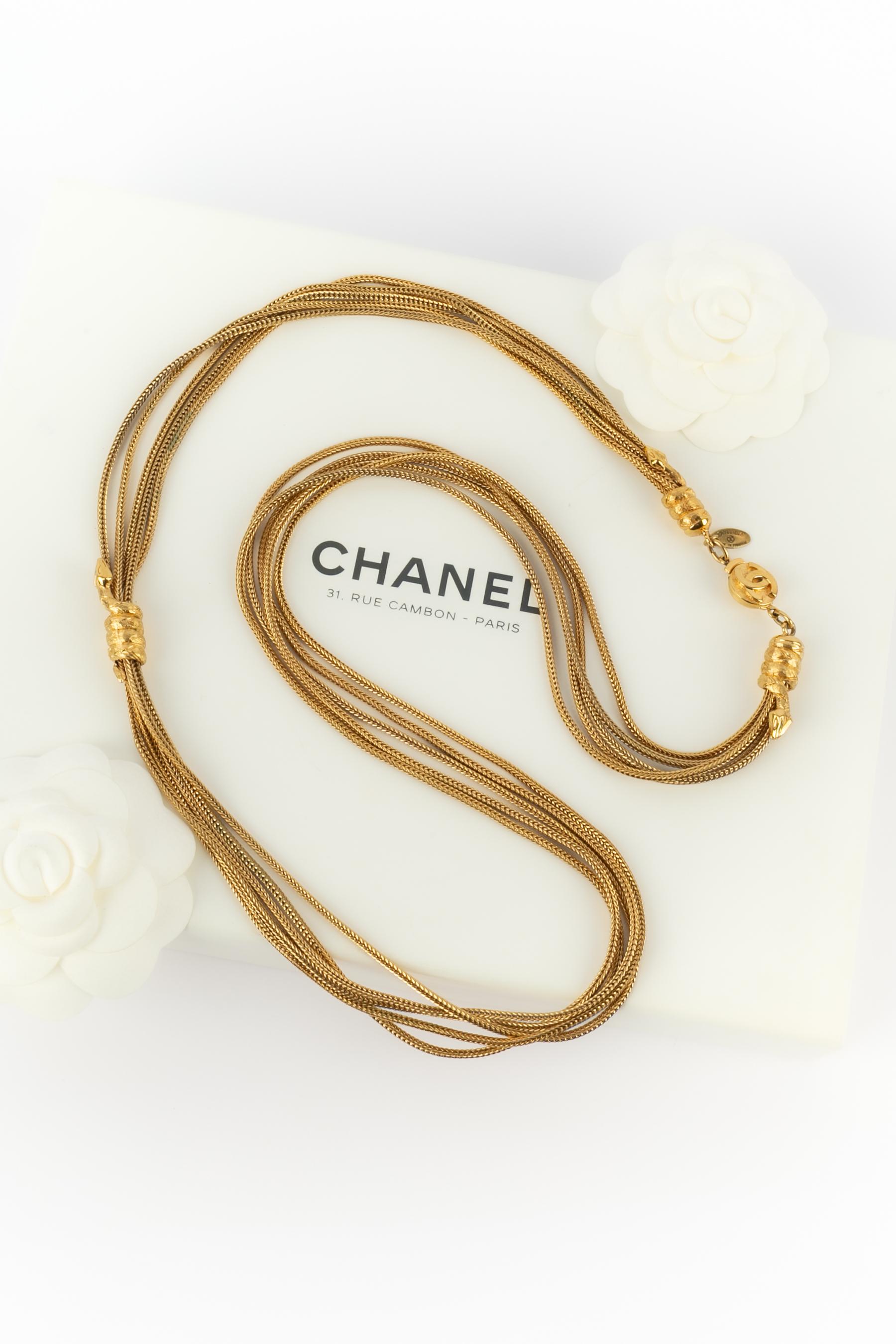 CHANEL - (Made in France) Long golden metal chain necklace ornamented with a snake. Jewelry from the 1980s.

Condition:
Very good condition

Dimensions:
Length: 88 cm

SKU:CB119