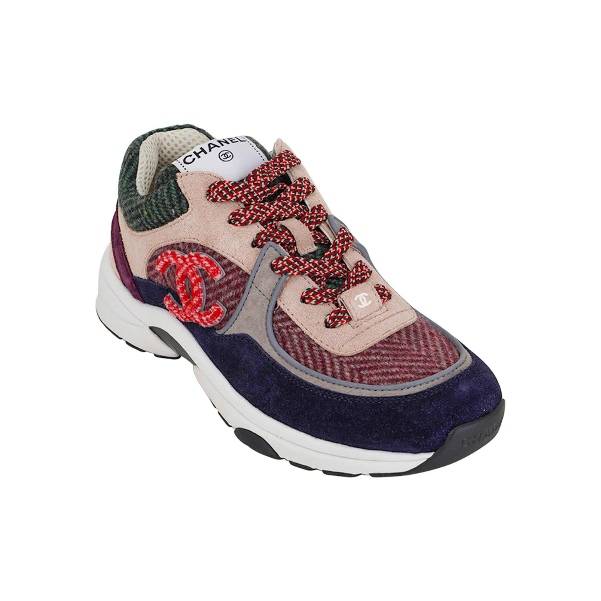 Mightychic offre un paio di sneakers Chanel nei colori Navy, Bordeaux, Green, Pink e Beige.
La sneaker è dotata di finiture in pelle scamosciata Navy e lacci in tweed.
Linguetta con logo sulla parte superiore della scarpa.
Tessuto di lana a spina di