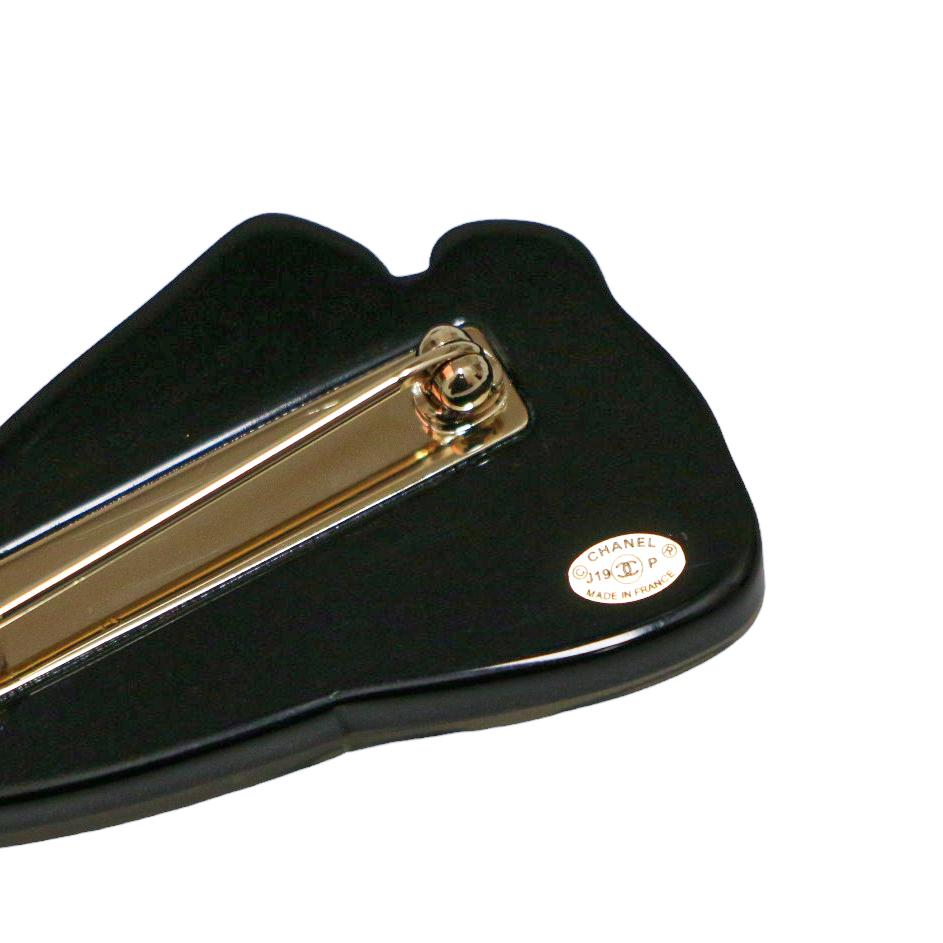 Broche baskets multicolores Chanel, incontournable pour les amateurs de sport, livrée dans son dustbag Chanel d'origine.

Condit : très bien.
Fabriqué en France
Matière : résine
Couleur : multicolore
Dimensions : 4,5 x 2 cm : 4,5 x 2 cm
Tampon :