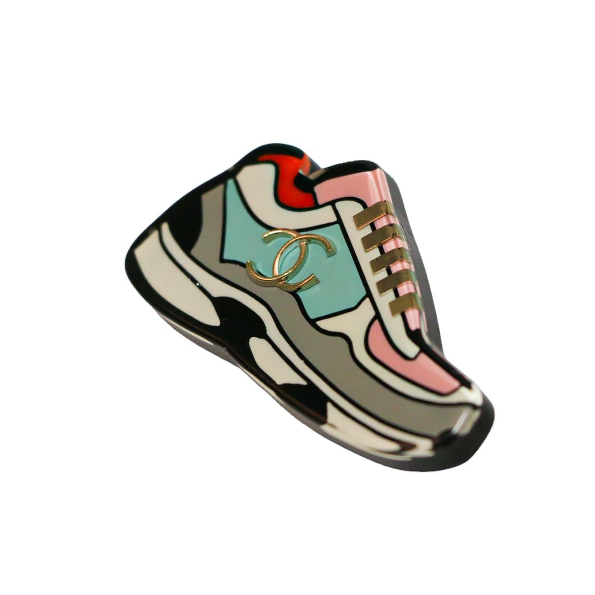 Chanel Sneaker Plexiglas Broche Excellent état - En vente à Paris, FR