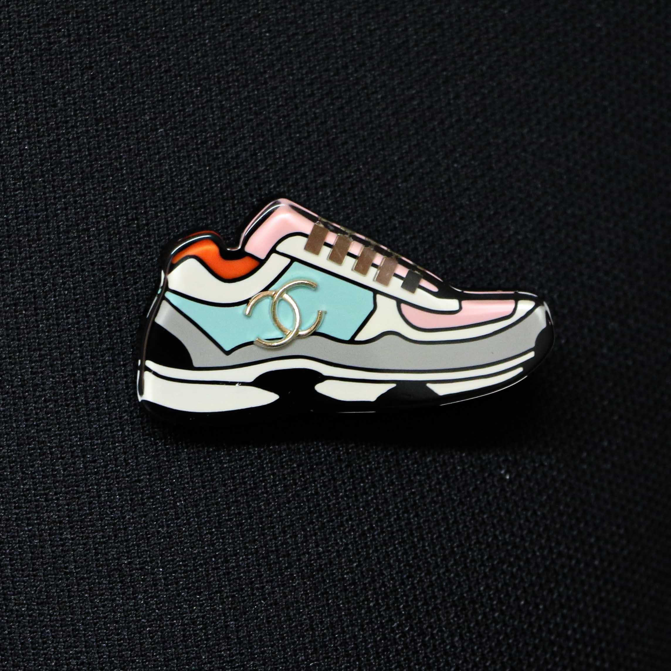 Chanel Sneaker Plexiglas Broche Unisexe en vente