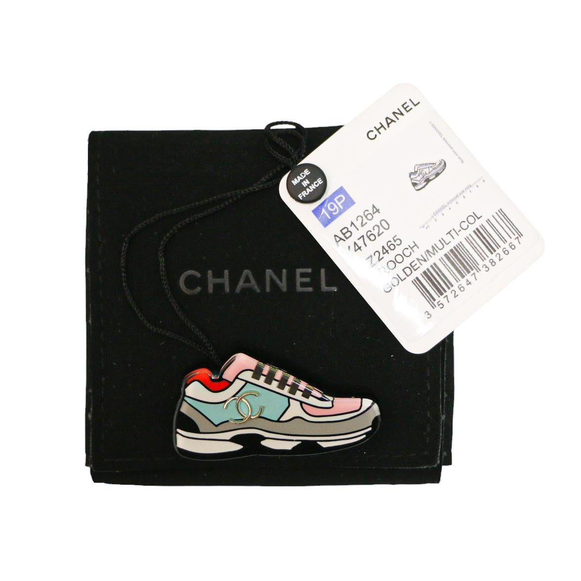Chanel Sneaker Plexiglas Broche en vente 1