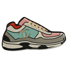 Chanel Turnschuhe Plexiglas-Brosche