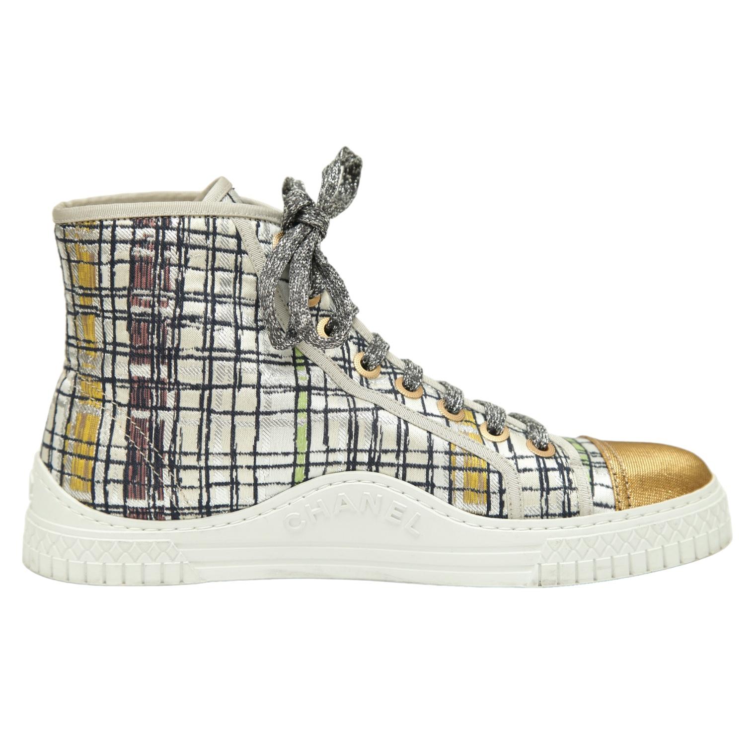 
GUARANTEED AUTHENTIC CHANEL 17C Tweed High Top Sneakers

Design:
- Tweed fabric uppers.
- High top.
- Lace up.
- Leather insoles.
- Rubber soles.
- Comes with dust bag.

Size: 39


Sneaker Measures (Approximate):
- Insole: 10