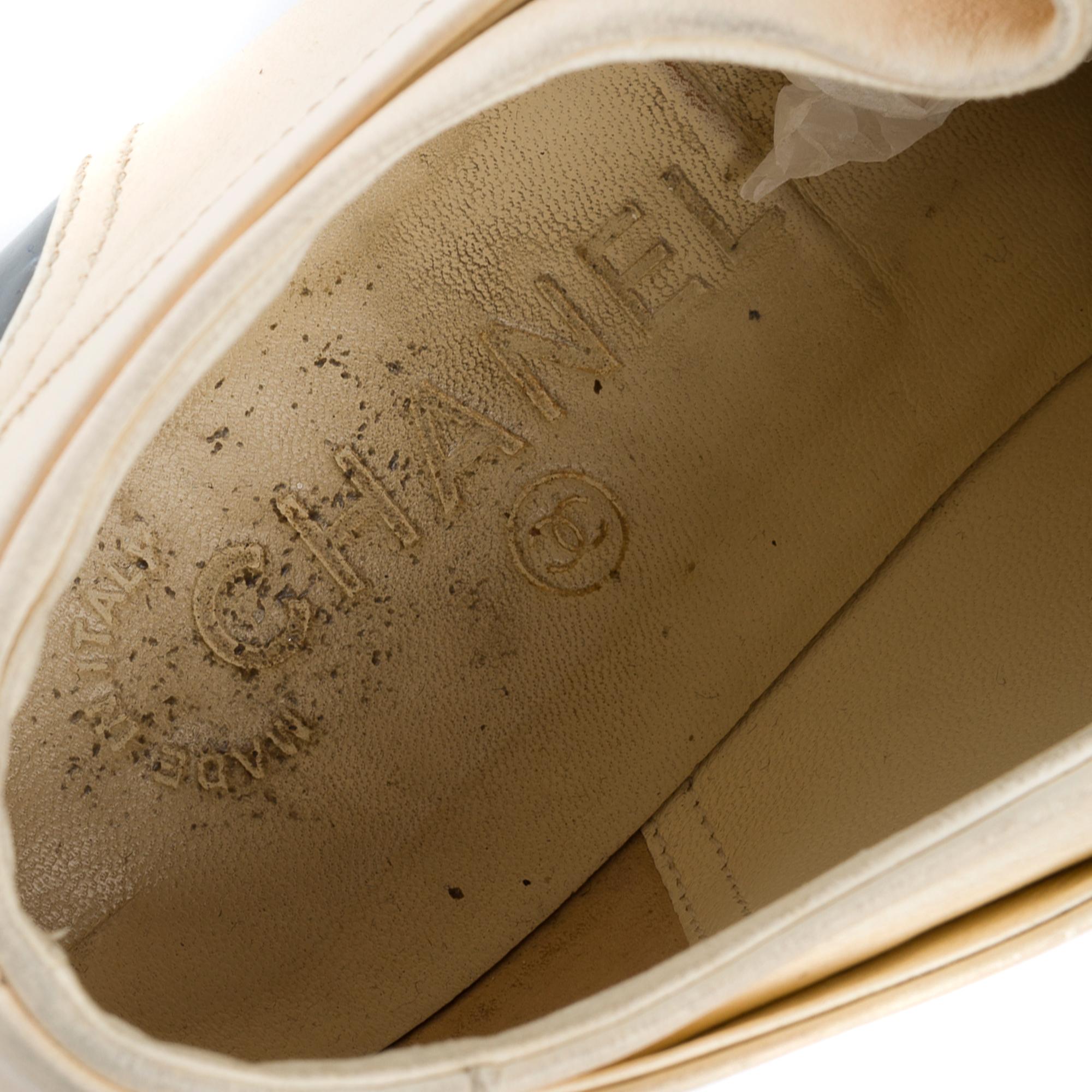 Sneakers Chanel in pelle beige e vernice nera, misura 44,5 in vendita 5
