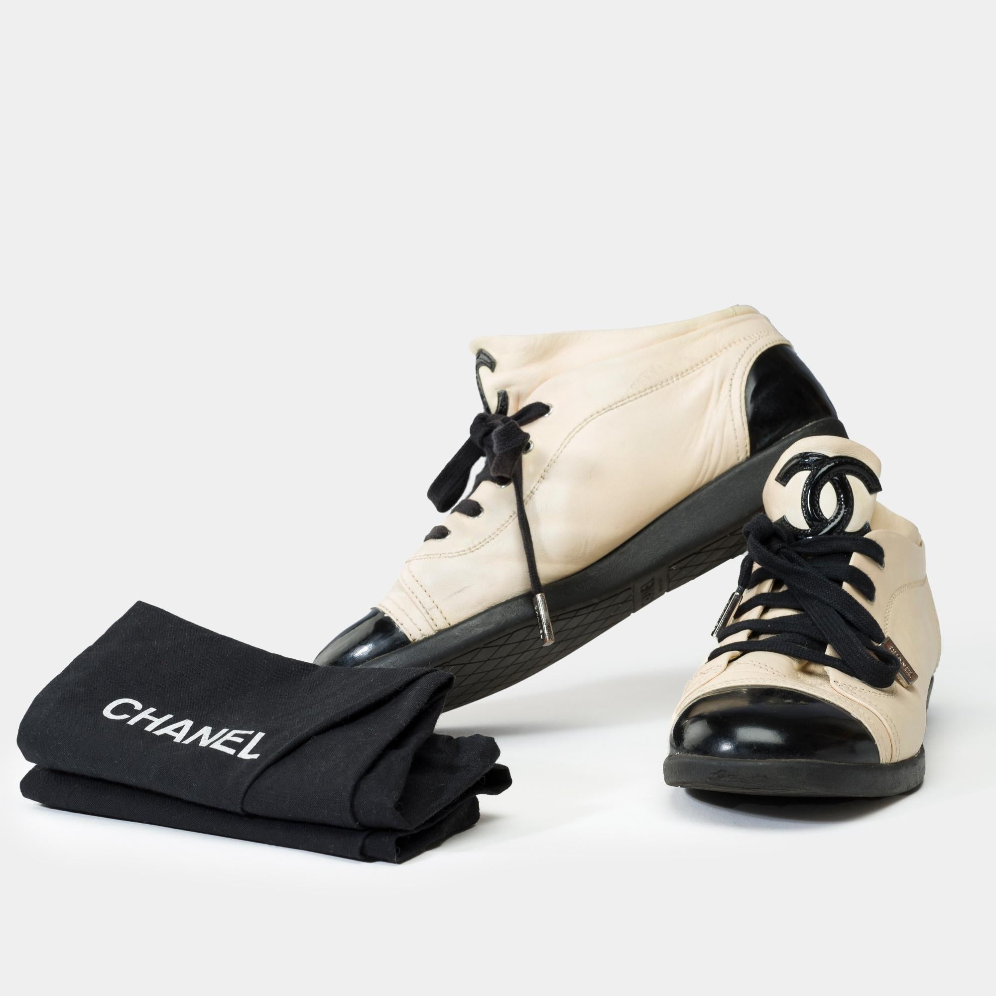 Sneakers Chanel in pelle beige e vernice nera
scheda firmata
Suola in gomma
Taglia 44,5

Riferimento: 101962

Condizioni generali: 6.5/10
Venduto con sacchetto antipolvere
In buone condizioni generali, nonostante i segni di usura sulla pelle