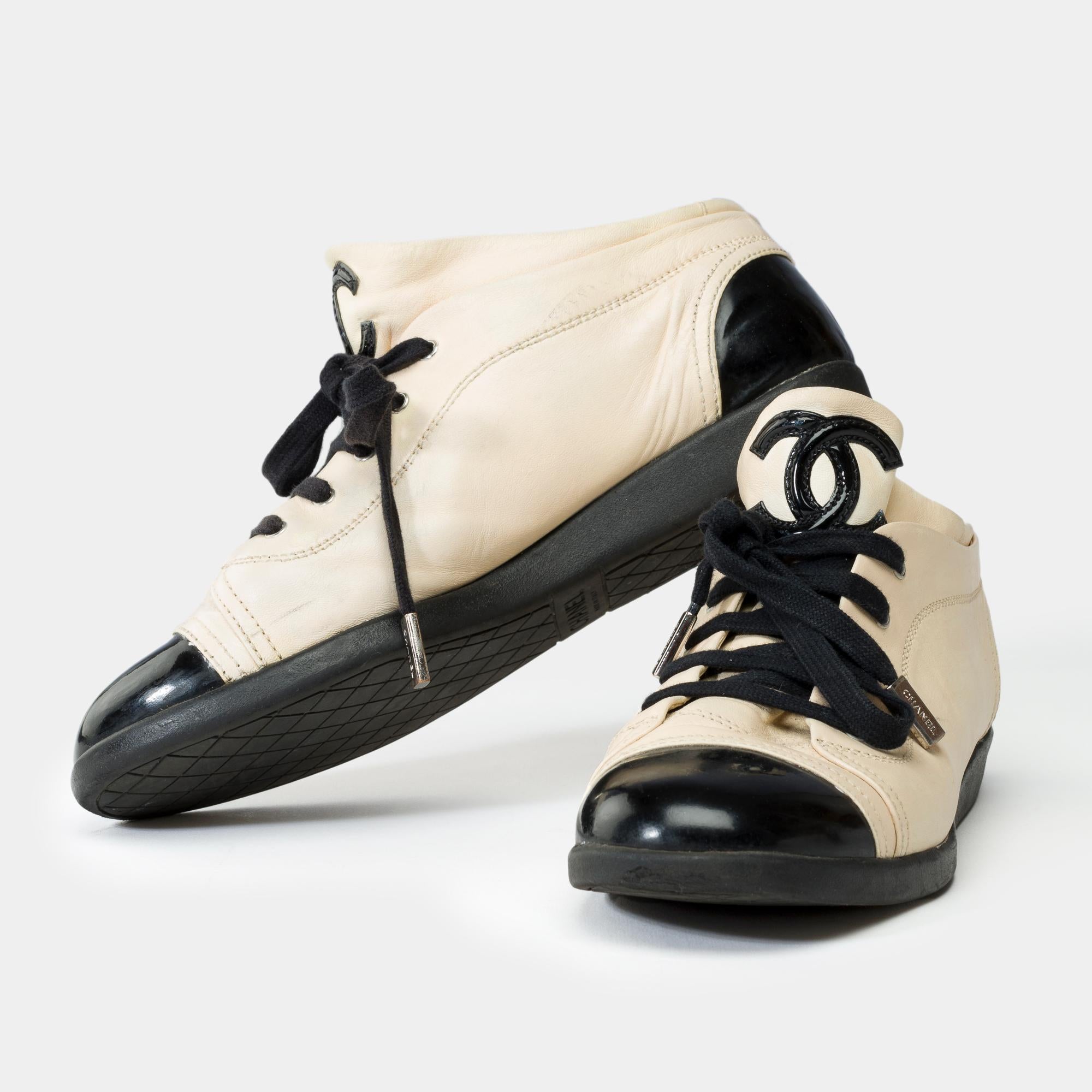 Nero Sneakers Chanel in pelle beige e vernice nera, misura 44,5 in vendita