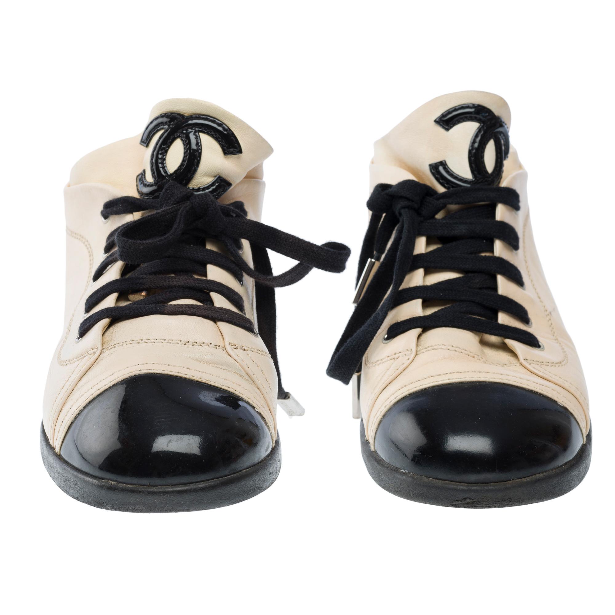 Uomo Sneakers Chanel in pelle beige e vernice nera, misura 44,5 in vendita