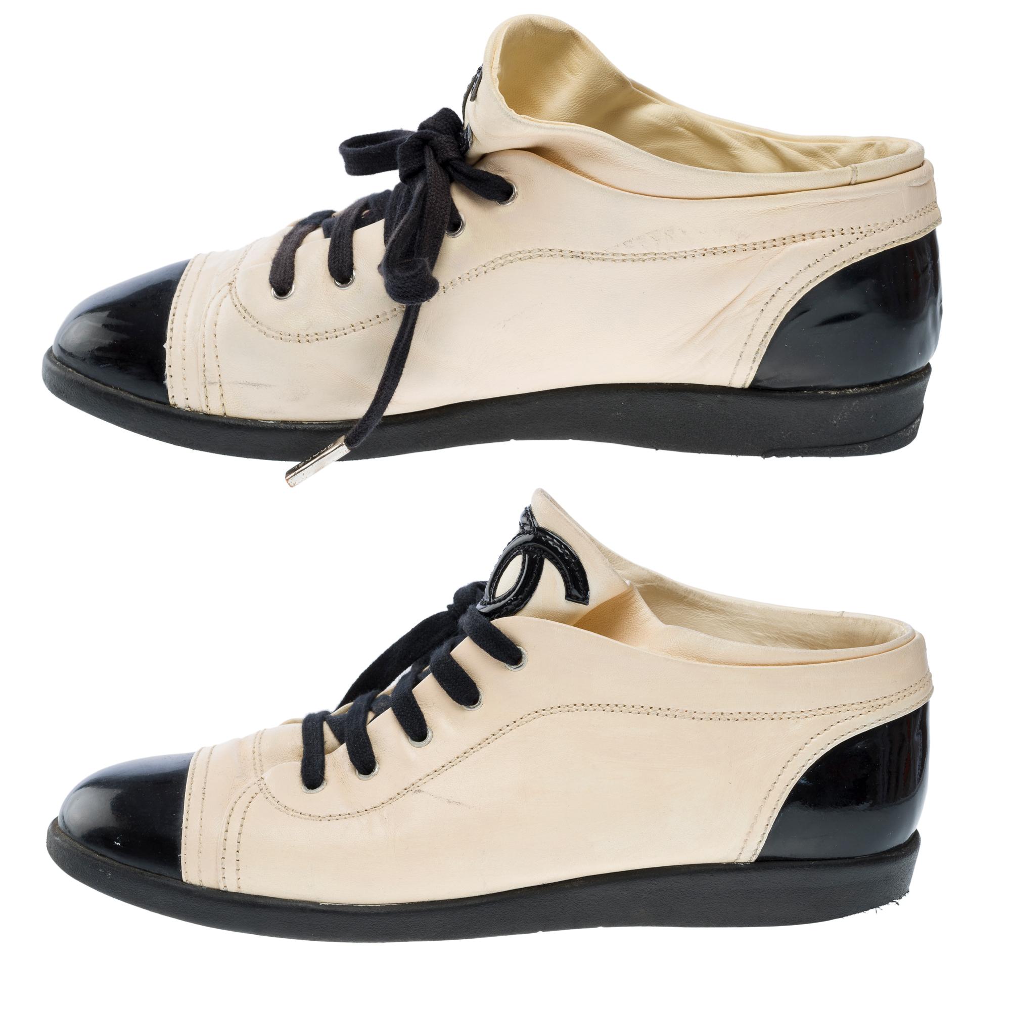 Sneakers Chanel in pelle beige e vernice nera, misura 44,5 in vendita 1