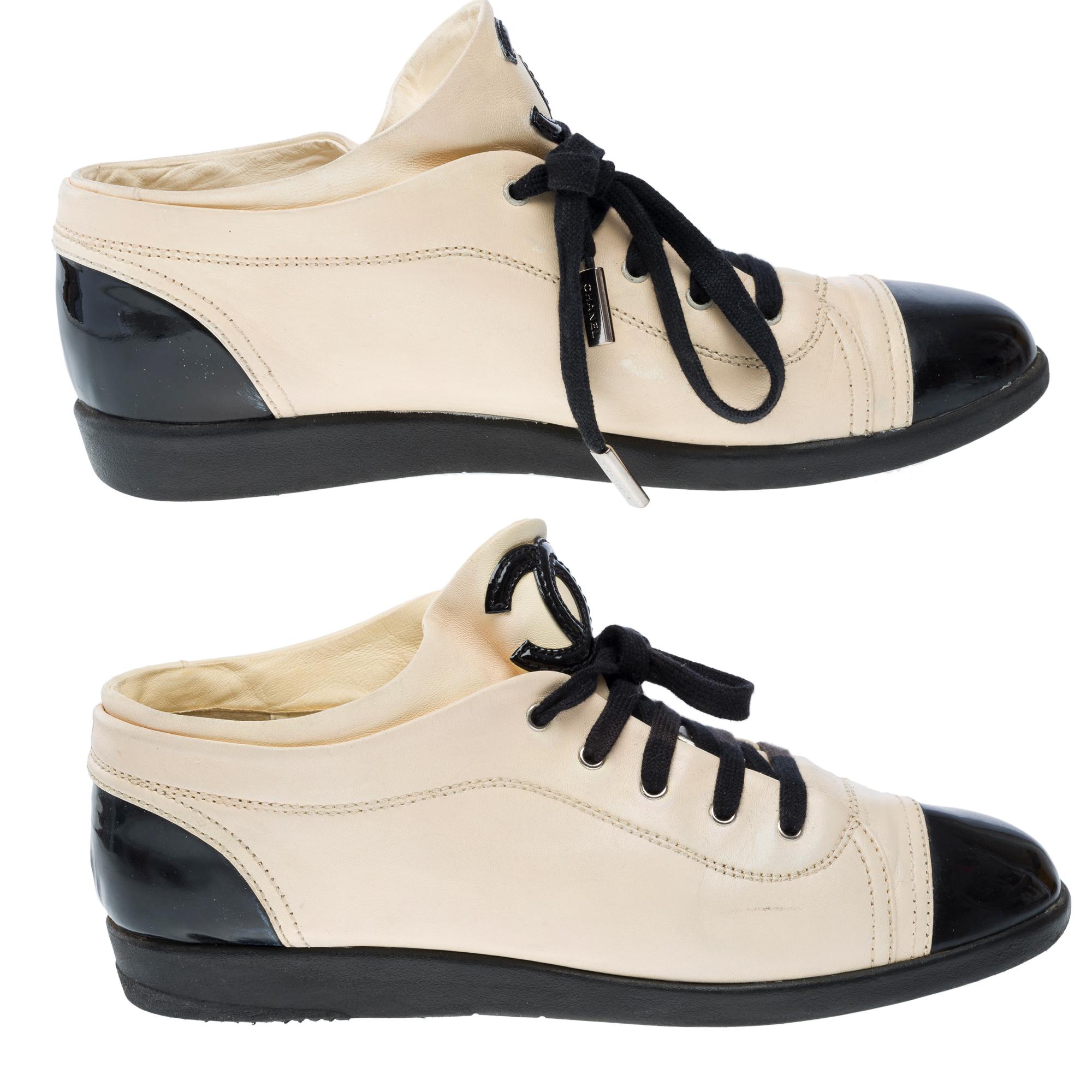 Sneakers Chanel in pelle beige e vernice nera, misura 44,5 in vendita 2