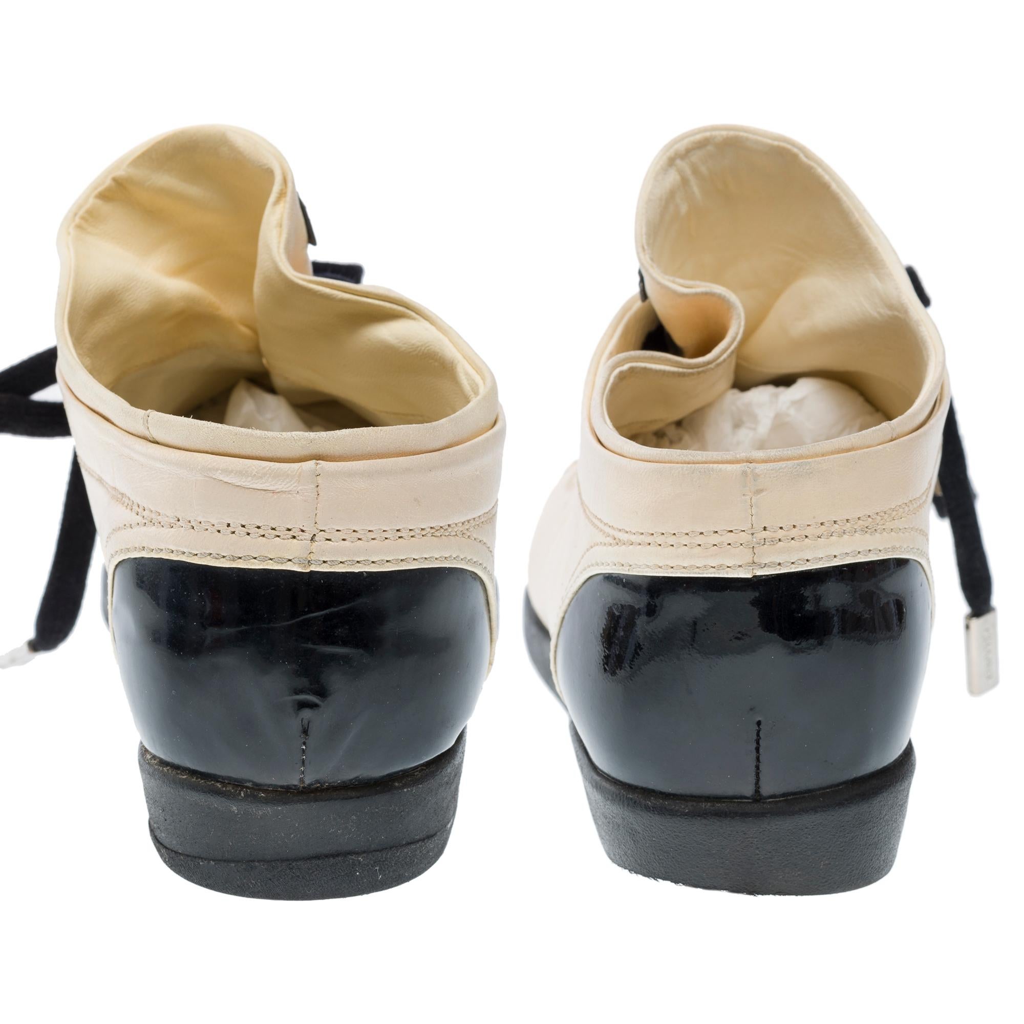 Sneakers Chanel in pelle beige e vernice nera, misura 44,5 in vendita 3